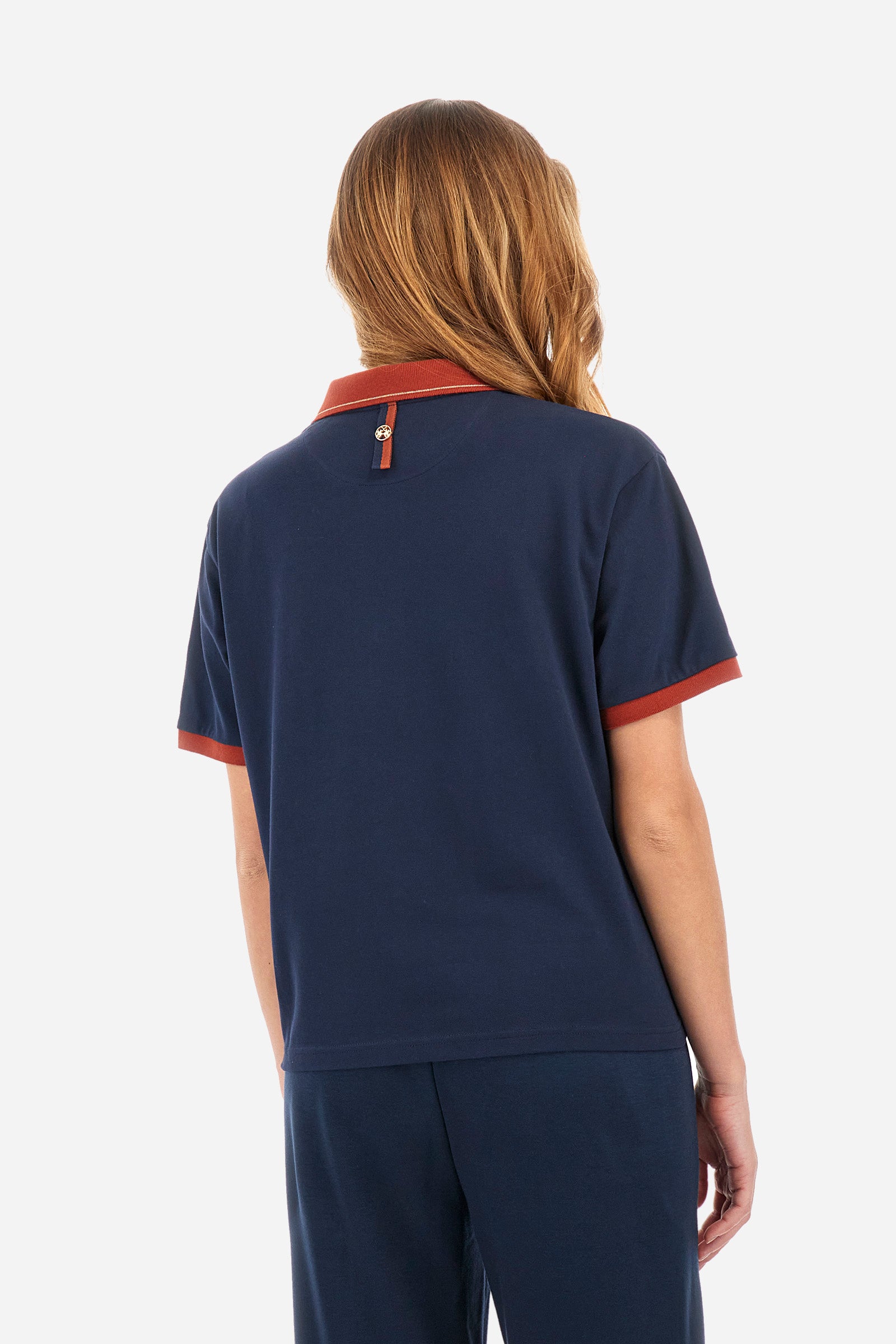 Women’s polo with short sleeves in solid color with contrasting details of the Academy Polo line. Made of stretch cotton. V-neck and armhole hem in contrasting shades. Single button closure. Ribbed neckline, collar and armhole. On the back is sewn the name and logo of the brand. On the back there is a metal plate with the logo applied on a colored strip. The fit is regular. The model wears a size 2. - Navy