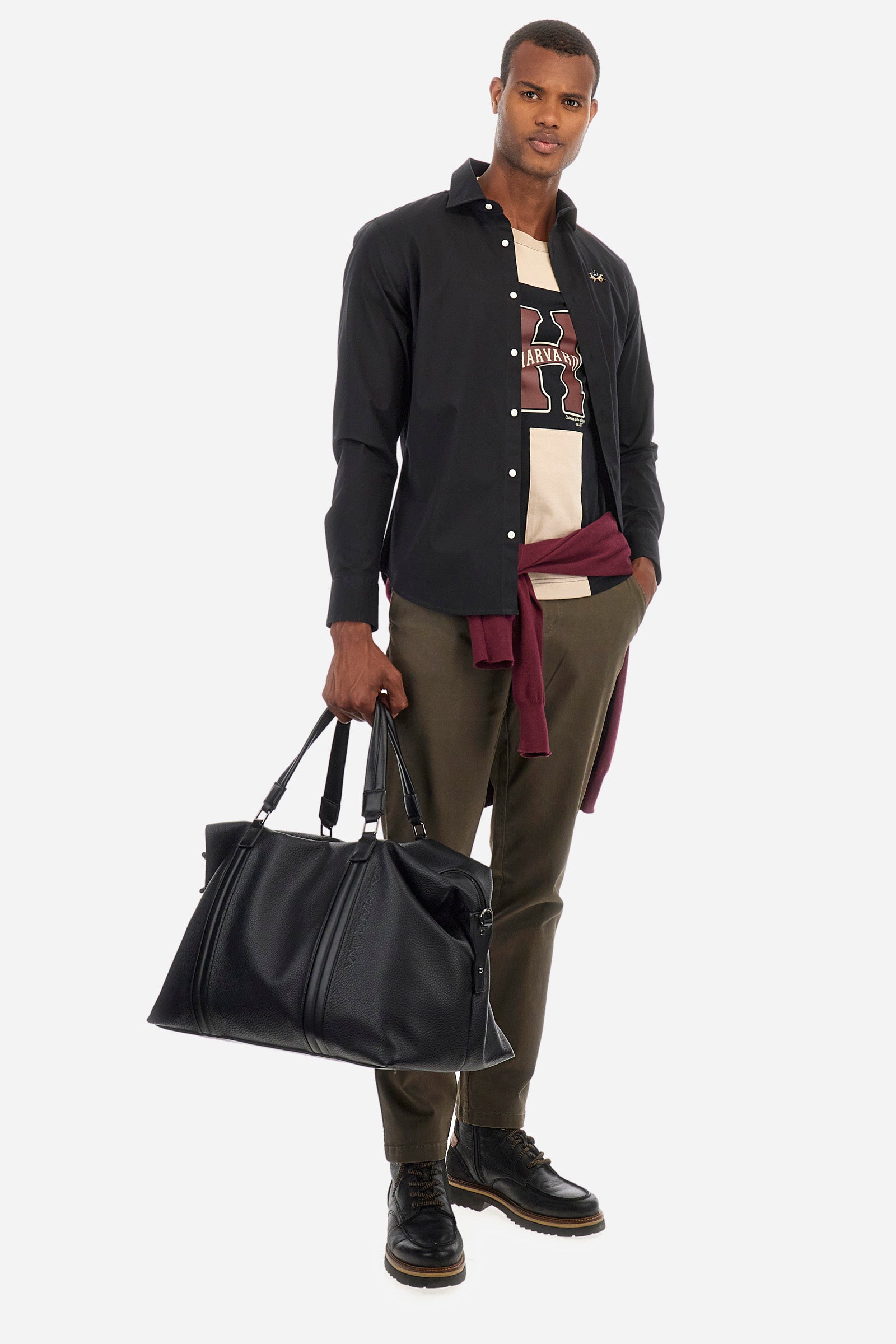 Men's plain chinos, made from stretch cotton. Complete with belt loops and a zip fly and button. Two front pockets and two back pockets. The logo is embroidered on the back. Regular fit. The model is wearing a size 33. - Beech