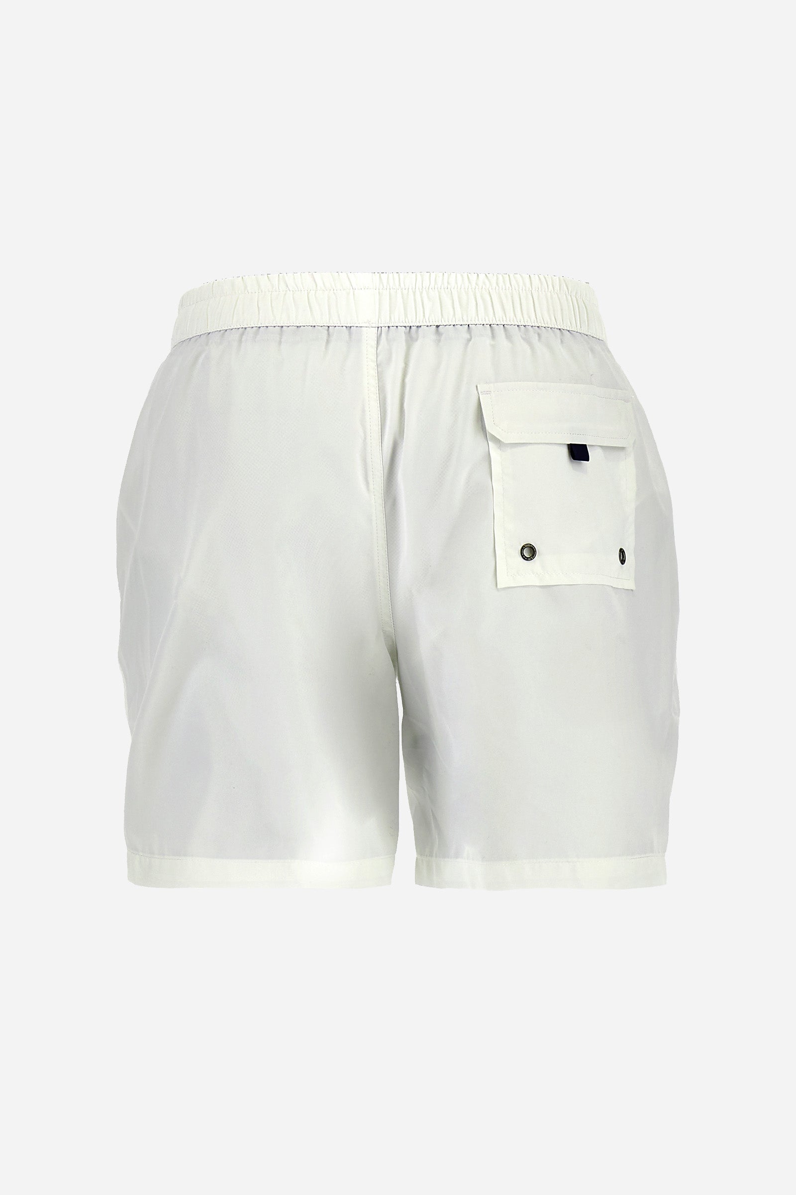 Plain men's swimming shorts made of nylon. Elastic waistband with a personalised drawstring for waist adjustment. On the inside of the shorts is an elasticated mesh brief. Double side pocket on the hips and patch pocket with flap on the back, on the right side only. The large logo is embroidered in a contrasting colour thread on the bottom of the left leg on the front. Regular fit. The model is wearing a size L. - Optic White