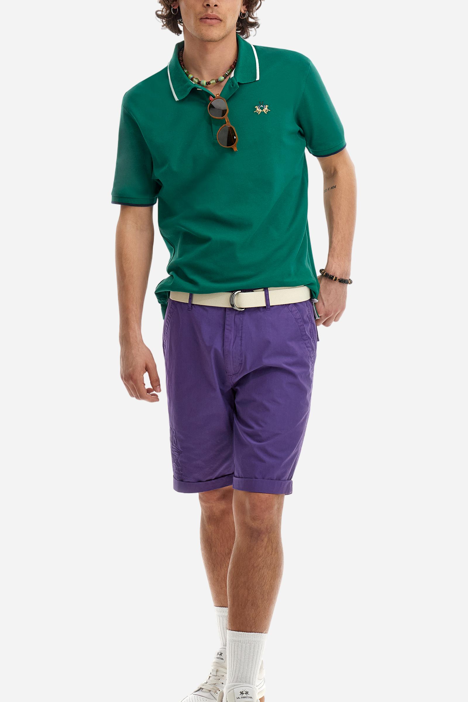 Short-sleeved, single-colour men's polo shirt made of stretch cotton piqué. Fastens with two buttons. The collar and cuffs are ribbed, and there is a colour-contrasting trim at the bottom of the collar. Inside the collar there is a grosgrain ribbon of a different shade. The logo is embroidered on the chest in a contrasting colour. The fit is slim. The model is wearing a size L. - Evergreen