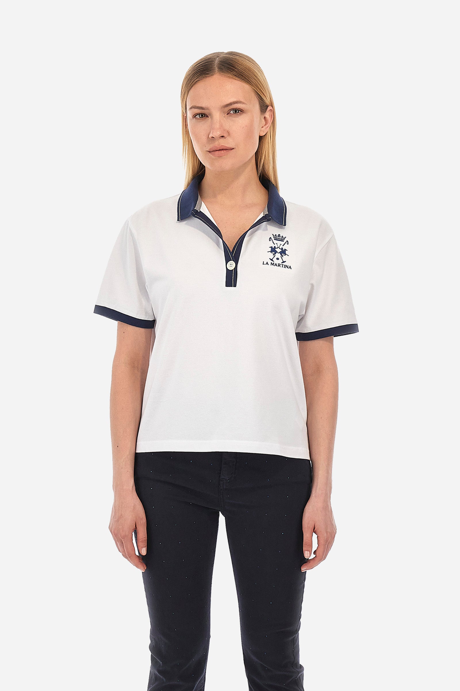 Women’s polo with short sleeves in solid color with contrasting details of the Academy Polo line. Made of stretch cotton. V-neck and armhole hem in contrasting shades. Single button closure. Ribbed neckline, collar and armhole. On the back is sewn the name and logo of the brand. On the back there is a metal plate with the logo applied on a colored strip. The fit is regular. The model wears a size 2. - Optic White