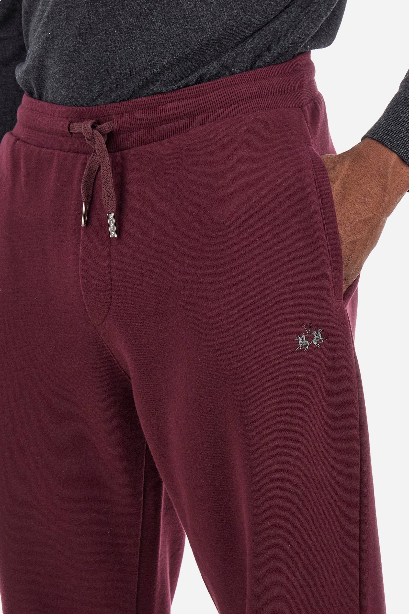 Men's plain jogging bottoms, made from 100% cotton. Drawstring waist and double front pocket. There is an additional pocket on the back. The logo is embroidered on the front. Regular fit. The model is wearing a size L. - Port Royale