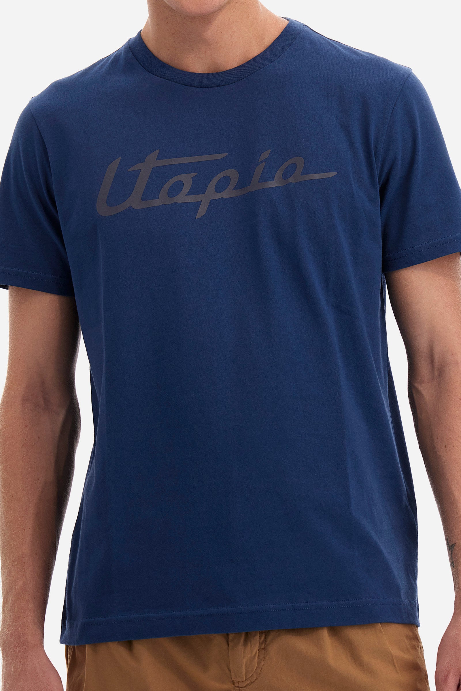 Men's short-sleeved T-shirt with a crew neck in a single colour. Made of 100% cotton. On the front we find the characteristic lettering of this line in collaboration with Pagani. A patch with the writing "La Martina" and "Pagani" is sewn on the back. Regular fit. The model wears a size L. - Ensign Blue