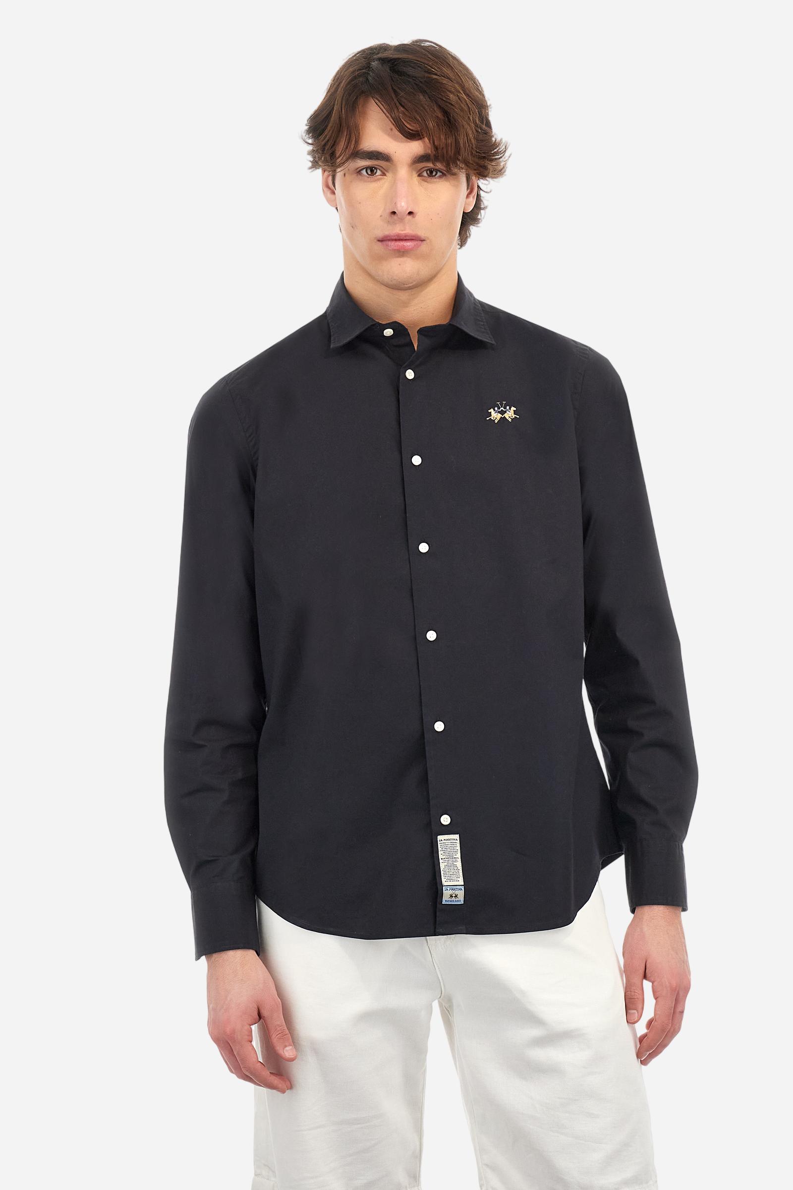 Men's single-colour long-sleeved shirt, made from 100% cotton poplin. Spread collar. The tricolour logo embroidery is on the chest, left side. The fit is slim. The model is wearing a size L. - Black