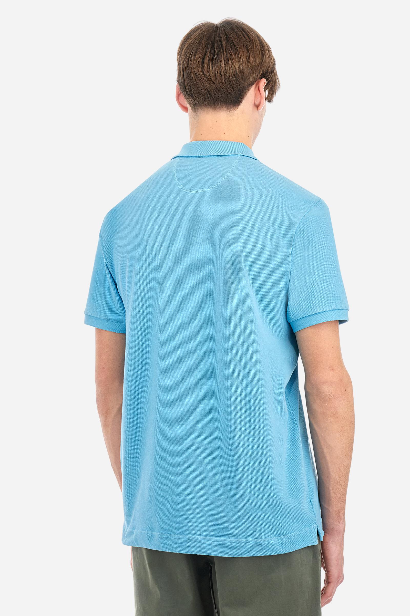 Men's plain-coloured, short-sleeved, regular-fit cotton polo shirt. Contrasting La Martina logo sewn onto the chest. This versatile garment goes perfectly with a pair of jeans from the collection. - Blue Mist