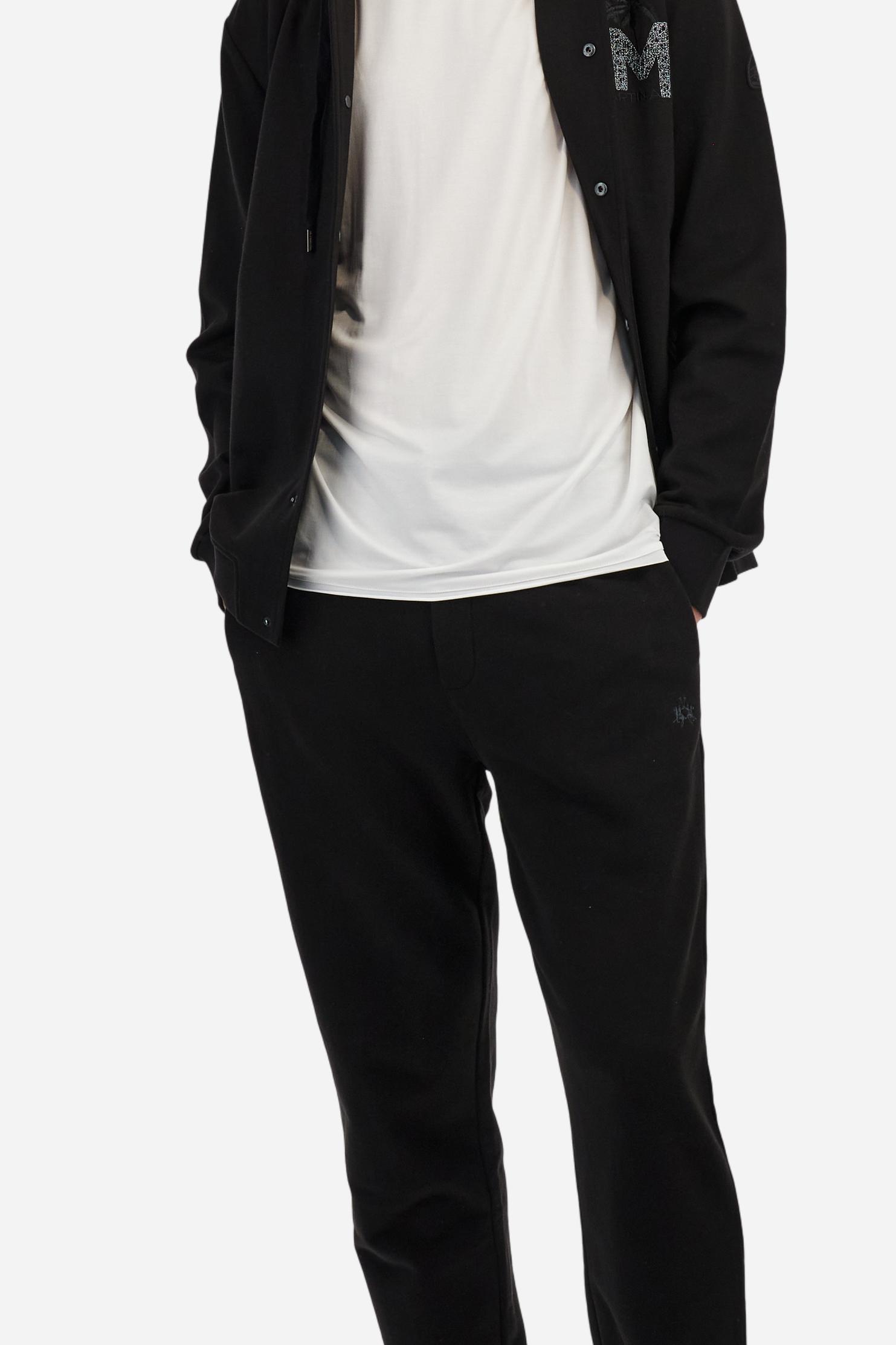 Single-colour men's jogging trousers in a French terry cotton sweat fabric. Removable and adjustable waistband with drawstring. American pockets at the sides. An additional patch pocket is applied on the back. The logo is embroidered in a colour-contrasting thread on the front, left side. The fit is regular. The model is wearing a size L. - Black