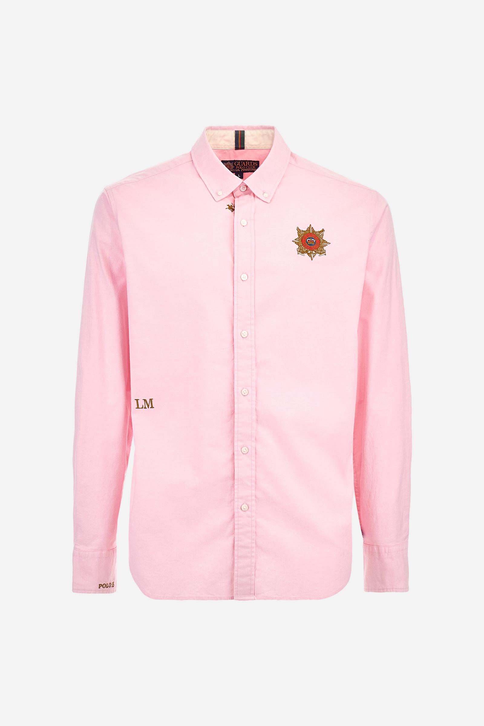 Men's long-sleeved Guards shirt in a single colour. Made in Oxford cotton. Button-down collar. The Guards crest, symbolic of the line, is embroidered on the chest. The brand's initials are embroidered on the left side, at hip height. Regular fit. The model is wearing a size L. - Parfait Pink