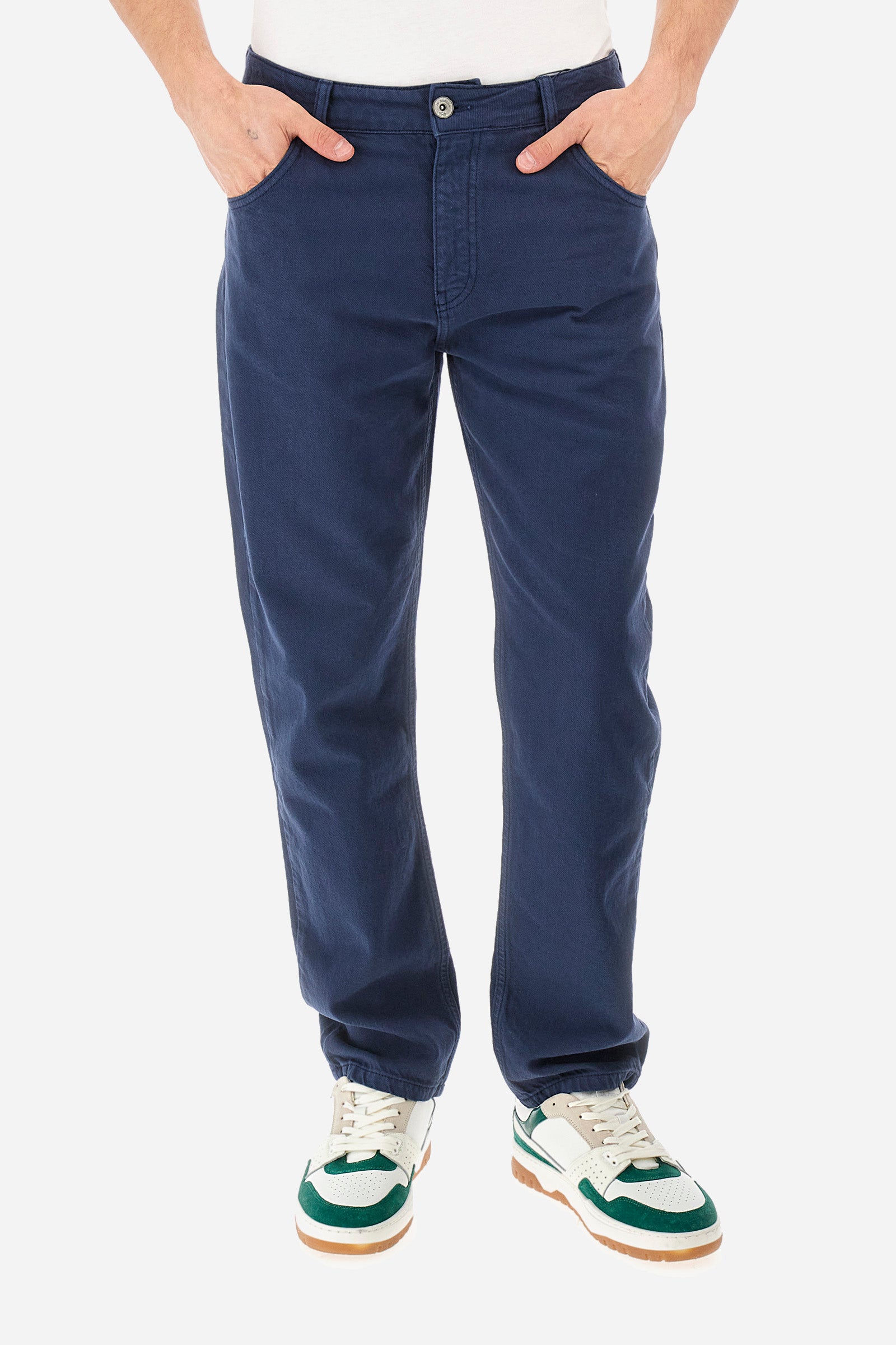 Men's single-colour 5-pocket trousers in 100% cotton. With belt loops, zip and button fastening with a logo. Double front pocket with a small pocket on one side and double pocket on the back. The logo can be found on a patch applied between the loops. The fit is regular. The model wears a size 33. - Navy