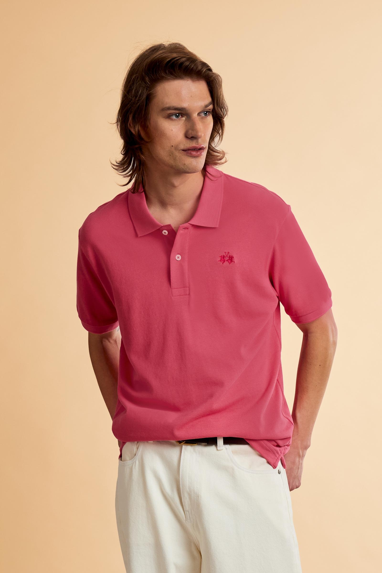 Men’s short sleeve cotton piqué polo shirt with regular fit, two-button placket and contrast brand logo. - Fandango Pink