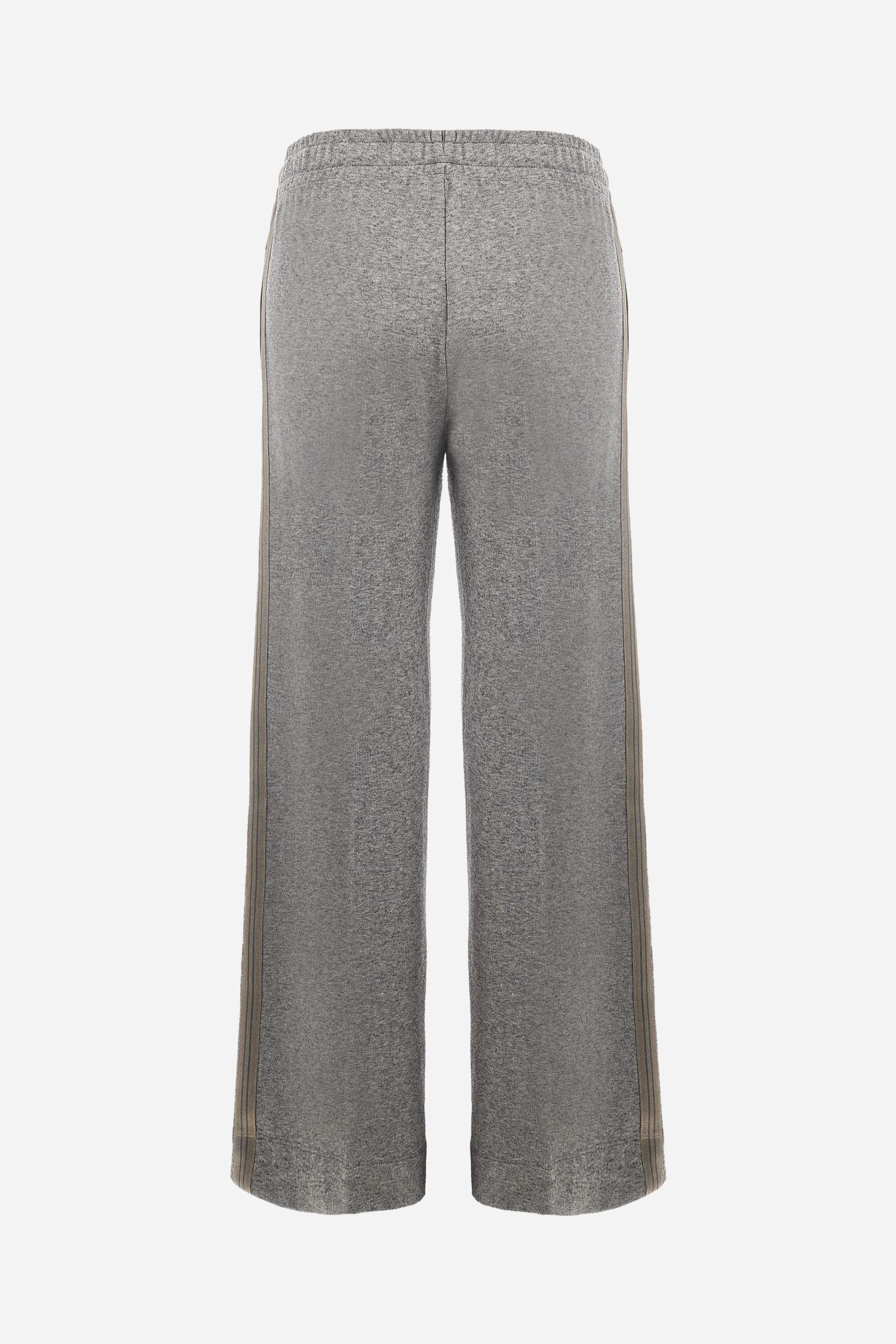 Women’s pants made of viscose-blend interlock fleece, soft and luxurious on the skin. Elastic waistband with adjustable drawstring ensures optimal comfort. Side pockets and bicolor striped tape along the sides complete the design. A small tonal embroidered logo enriches the front. Straight leg with slightly flared hem for a feminine, elegant twist in athleisure style. Model wears size 2. - Medium Heather Grey