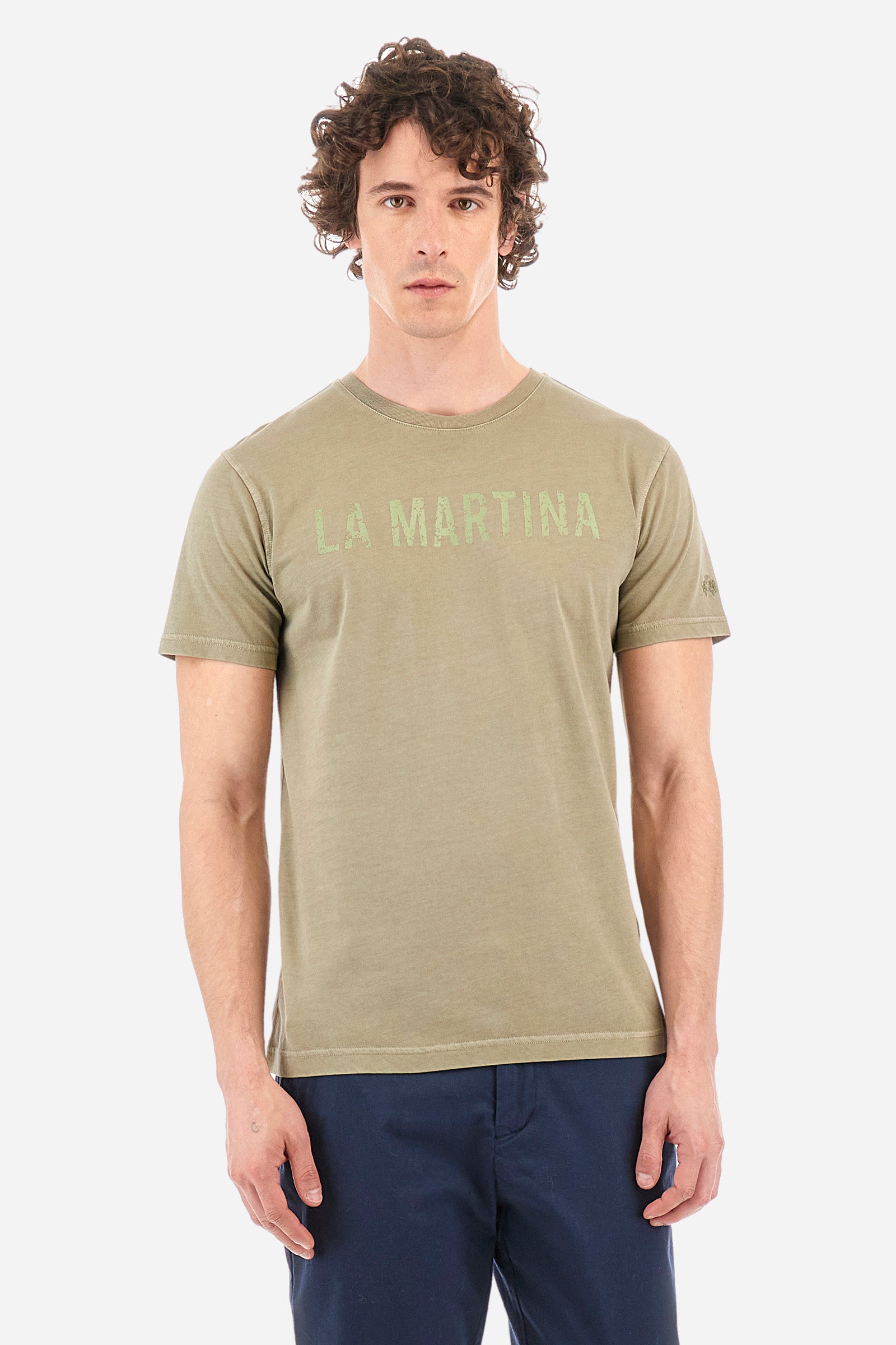 Men's short-sleeved T-shirt with a crew neck in a single colour. Made of 100% cotton. On the front we find the writing "La Martina". A small logo is embroidered tone-on-tone on one of the sleeves. Regular fit. The model wears a size L. - Vetiver