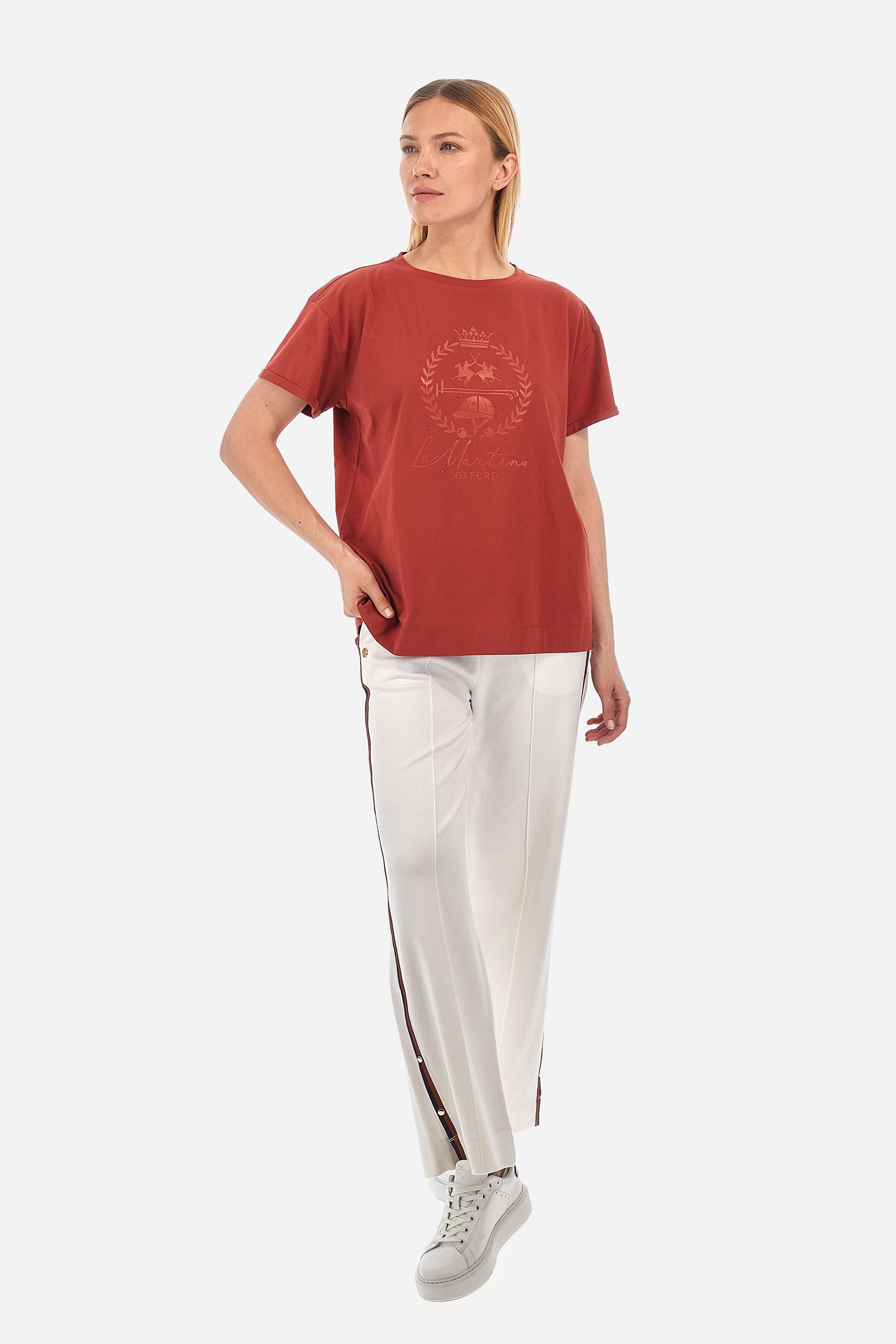 Women’s trousers in solid color, made of plush material. Wide leg with snap buttons on the end, which together with the contrasting tone edging along the entire leg recalls the Polo Academy line. Drawstring waist with drawstring closure and double front pocket. The metal label with logo is sewn on the side of a pocket. The fit is regular. The model wears a size 2. - Bone White
