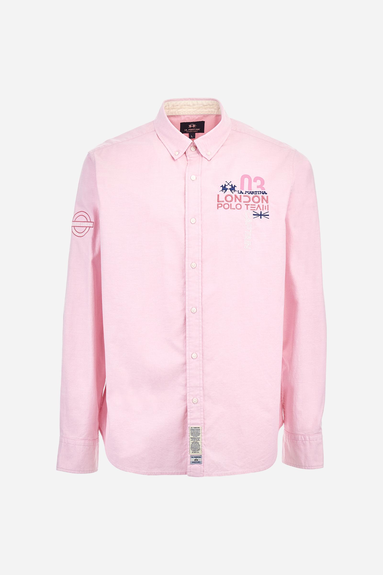 Men's long-sleeved single-colour shirt made of 100% Oxford cotton. Button-down collar. Featuring twill details on the inner collar and cuff. The graphics on the chest and sleeves are embroidered with contrasting coloured threads. The fit is regular. The model is wearing a size L. - Parfait Pink