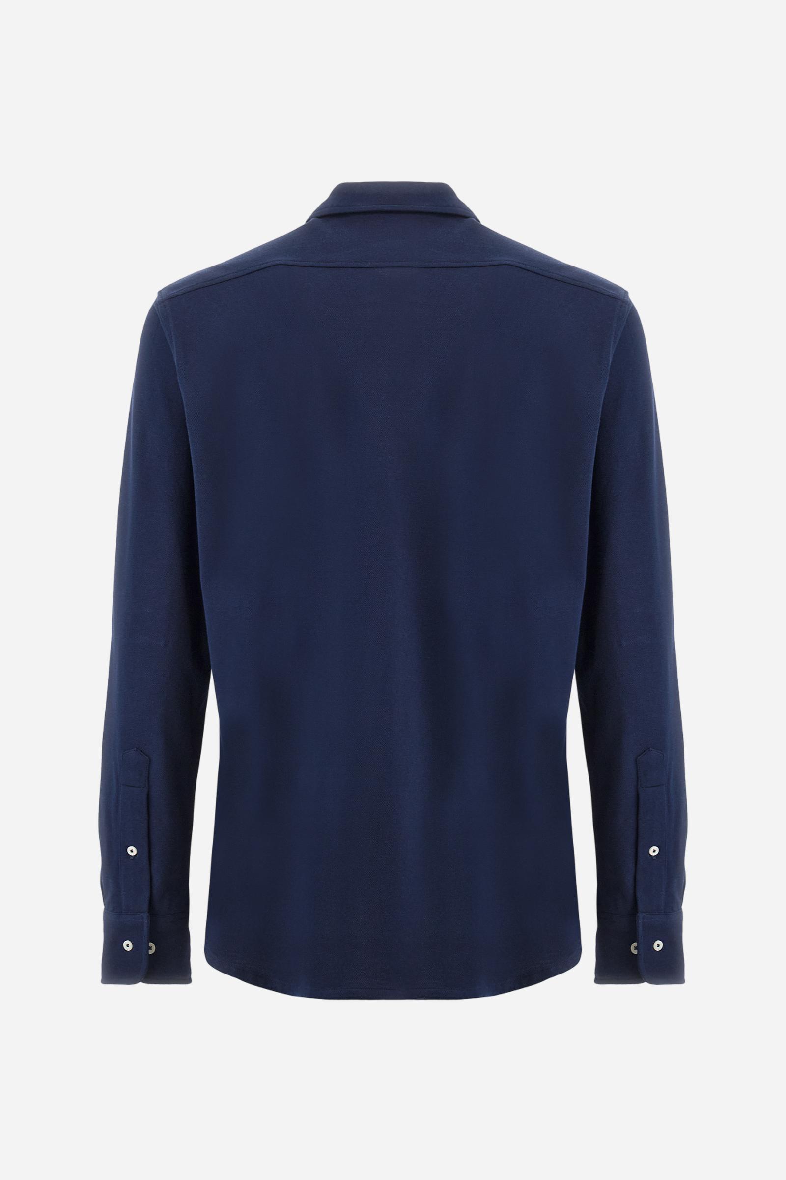 Men's plain long-sleeved shirt made from cotton piqué. It features an elegant spread collar and a seamless front opening, with no visible stitching. A graphic is embroidered on the chest, over the heart, in contrasting thread. Regular fit. The model is wearing a size L. - Navy