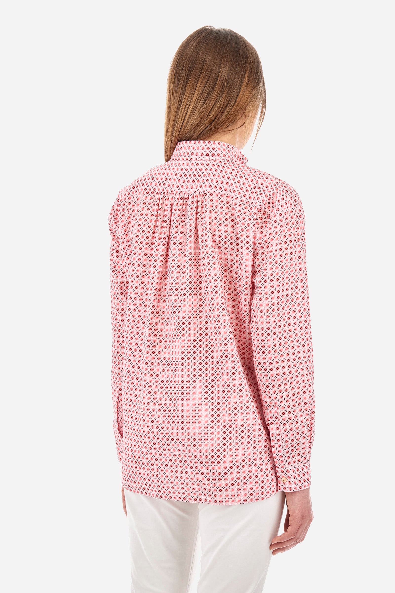 Long-sleeved geometric print shirt for women, made of 100% cotton. French collar. With buttoned cuffs. Featuring darts on the back. Featuring a small embroidered logo on the front. The fit is regular. The model wears a size 2. - White/Almond/Fiery