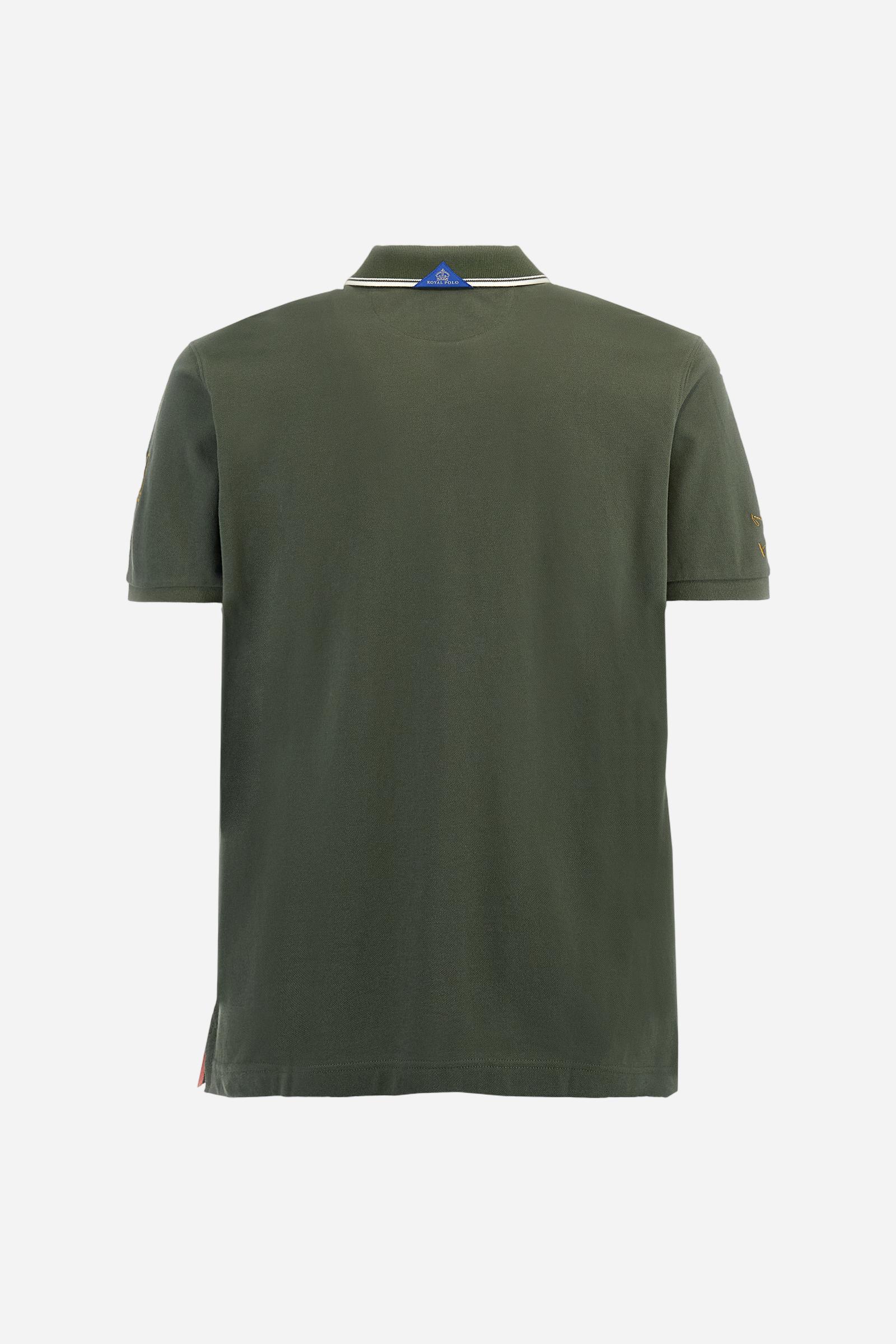 Men's short-sleeved Guards polo shirt in a single colour, made of cotton piqué. Fastens with two buttons. The collar is ribbed with striped trim in a contrasting colour. The graphics on the chest and sleeves are all made using the embroidery technique. The central lettering on the chest is a 3D embroidery in the same colour as the base fabric. The large colour-contrasting logo is embroidered on the chest. The fit is regular. The model is wearing a size L. - Thyme