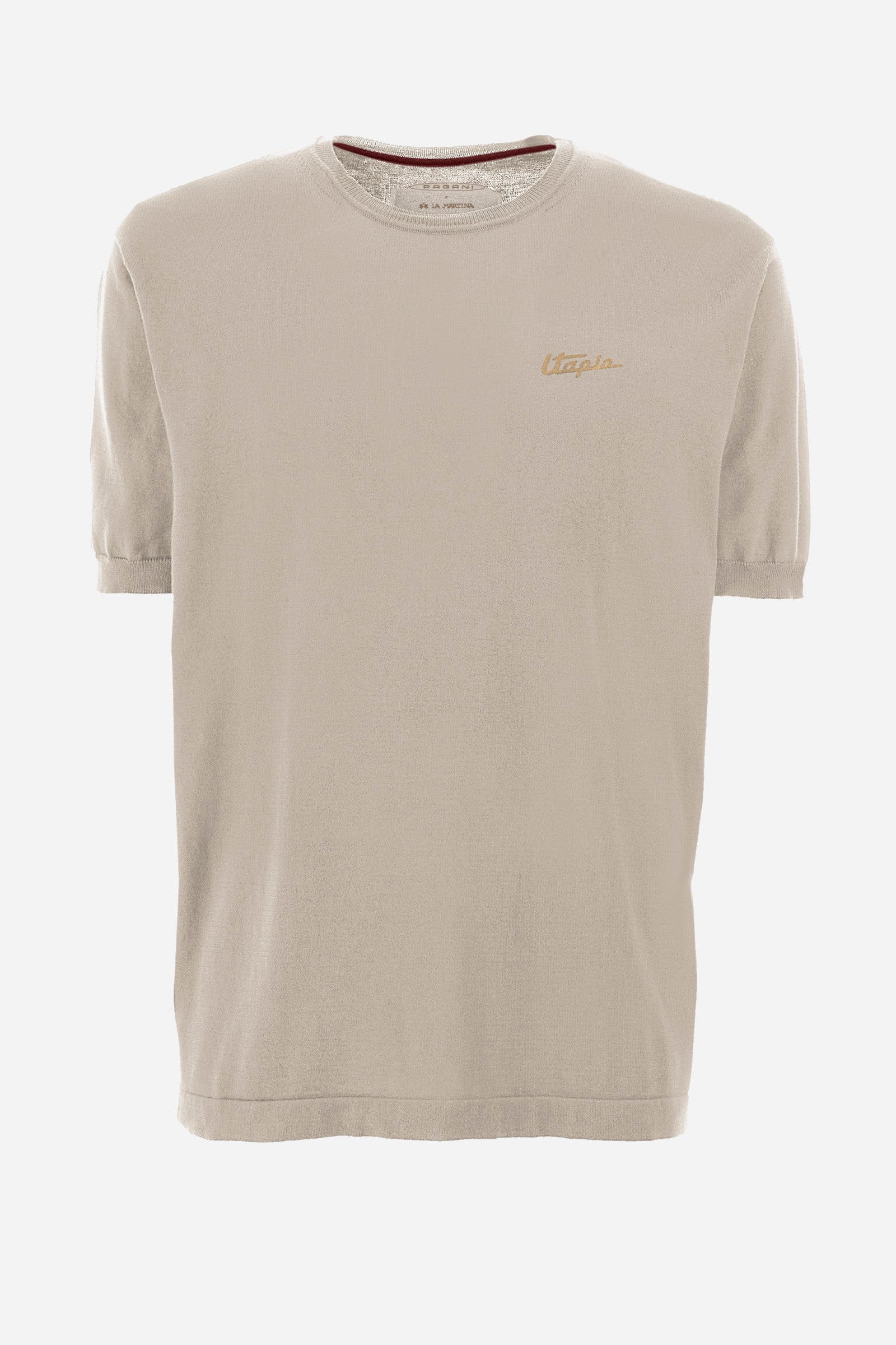 Men’s short-sleeved solid color knitted t-shirt. In collaboration with Pagani, made of cotton yarn. Collar, armholes and ribbed hem. The logo, the writing "La Martina" and "Pagani" are present on the patch applied on the back, representative of the collaboration. Fit is regular. The model wears a size L. - Rainy Day