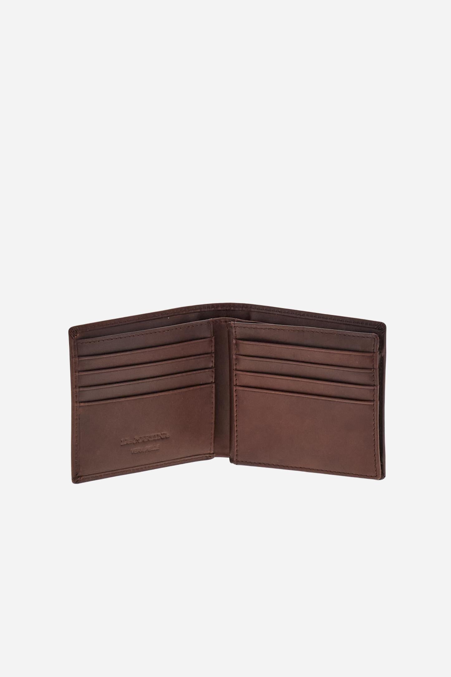 Men’s wallet in calfskin leather with coin pocket. Compact and practical, with metal logo on the front. - BROWN