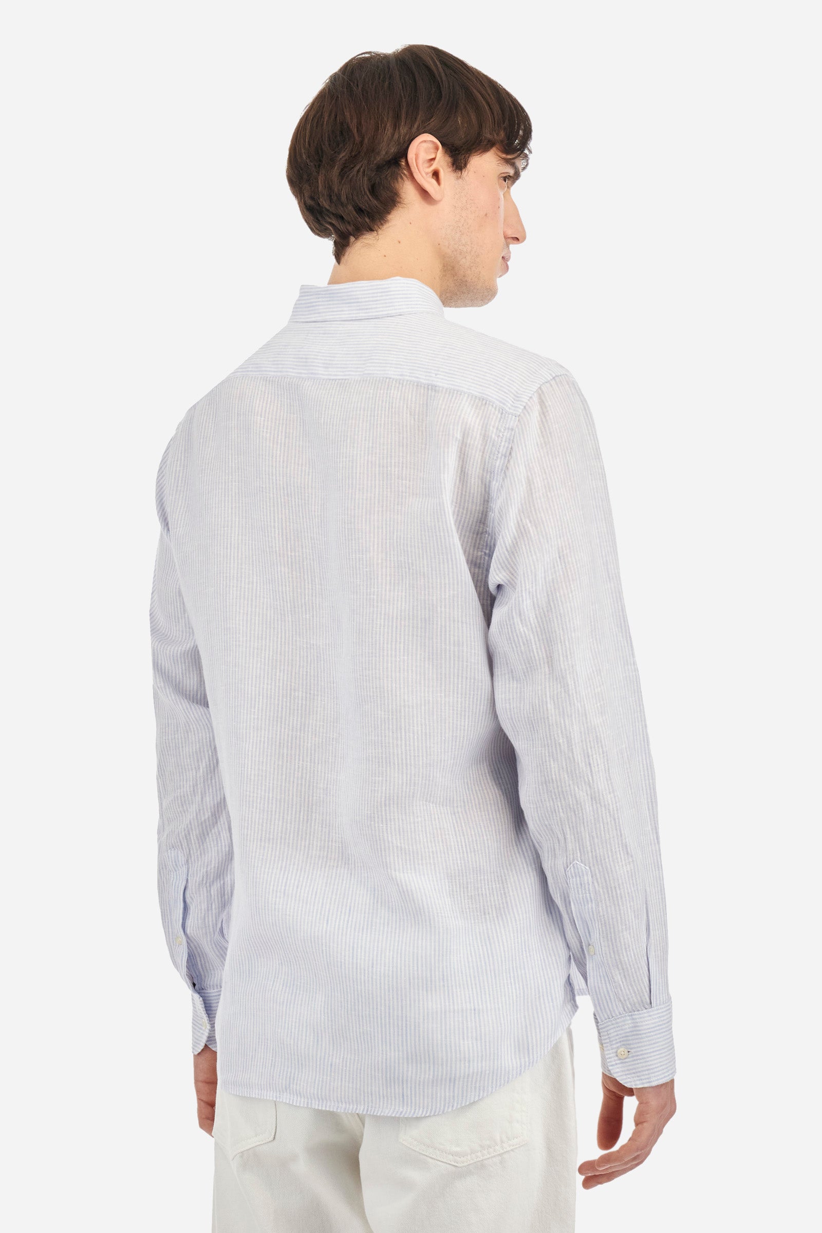 Men's long-sleeved striped shirt made of dual-tone 100% linen. Button-down collar. The logo is embroidered in a contrasting colour on the left side of the chest. Regular fit. The model is wearing a size L. - Optic White/BlueBell