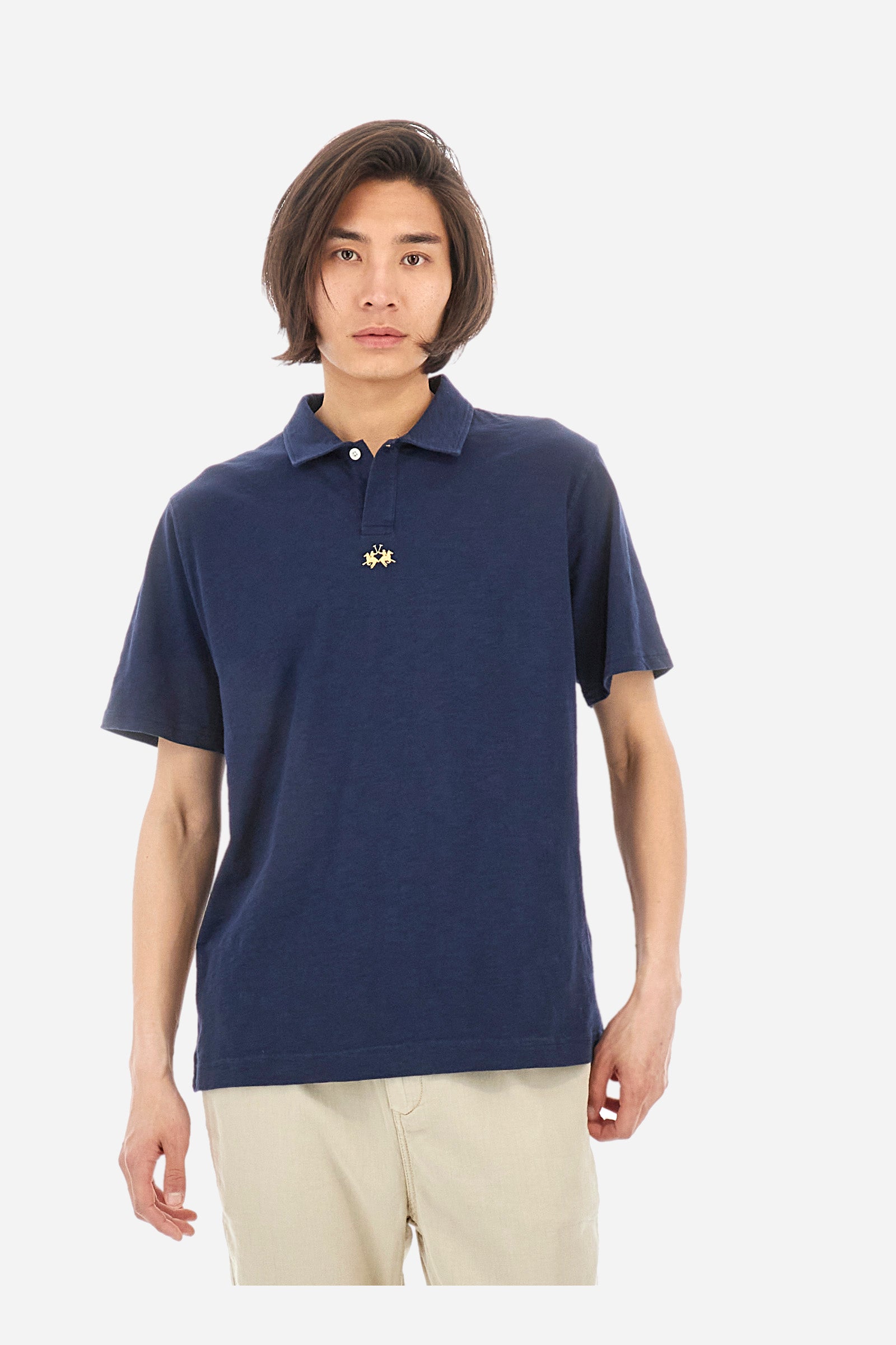 This is the iconic Polo 19-42 from La Martina. Men's short-sleeved polo shirt in solid color made of 100% slub jersey. With a regular fit, it has a collar and a double button closure while the La Martina logo is embroidered in small gold on the front under the placket. Ideal when worn with denim from the collection. Each Polo is kept in an exclusive logoed envelope and is accompanied by a certificate of guarantee. The model is 187 cm tall and wears a size L. - Navy