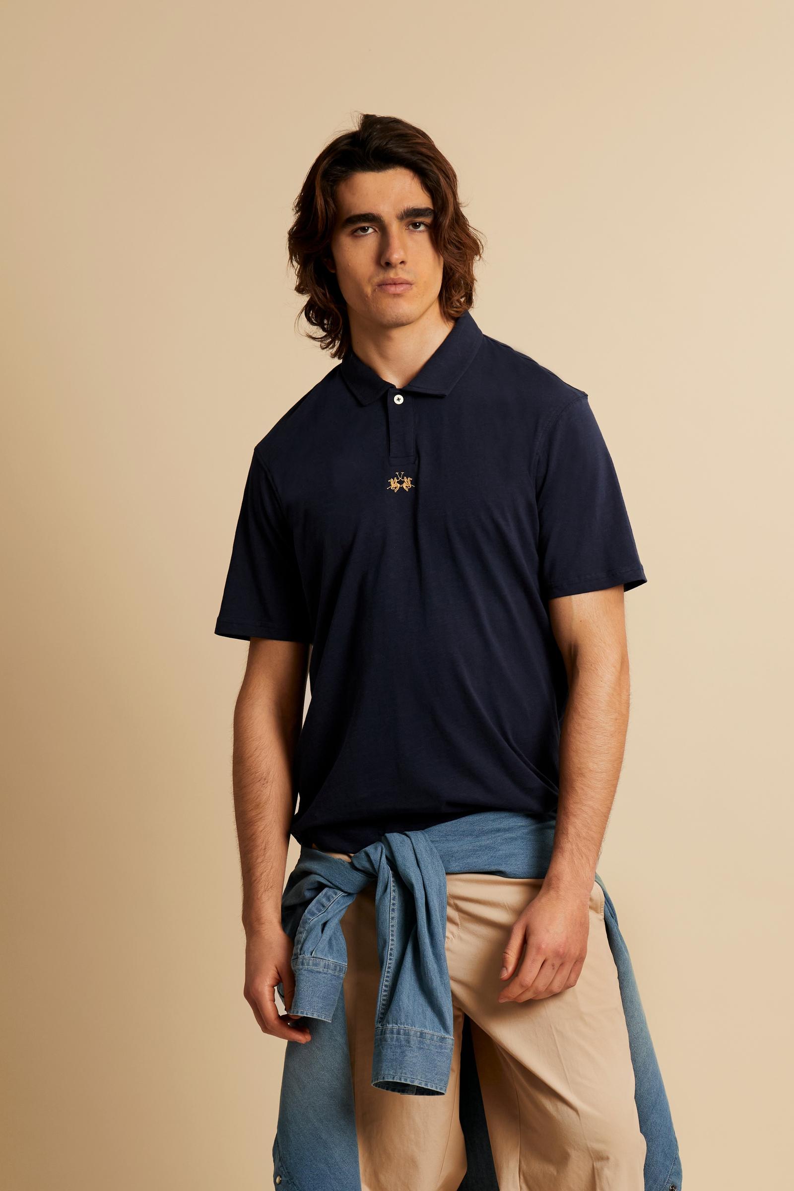 This is the iconic Polo 19-42 from La Martina. Men's short-sleeved polo shirt in solid color made of 100% slub jersey. With a regular fit, it has a collar and a double button closure while the La Martina logo is embroidered in small gold on the front under the placket. Ideal when worn with denim from the collection. Each Polo is kept in an exclusive logoed envelope and is accompanied by a certificate of guarantee. The model is 187 cm tall and wears a size L. - Navy