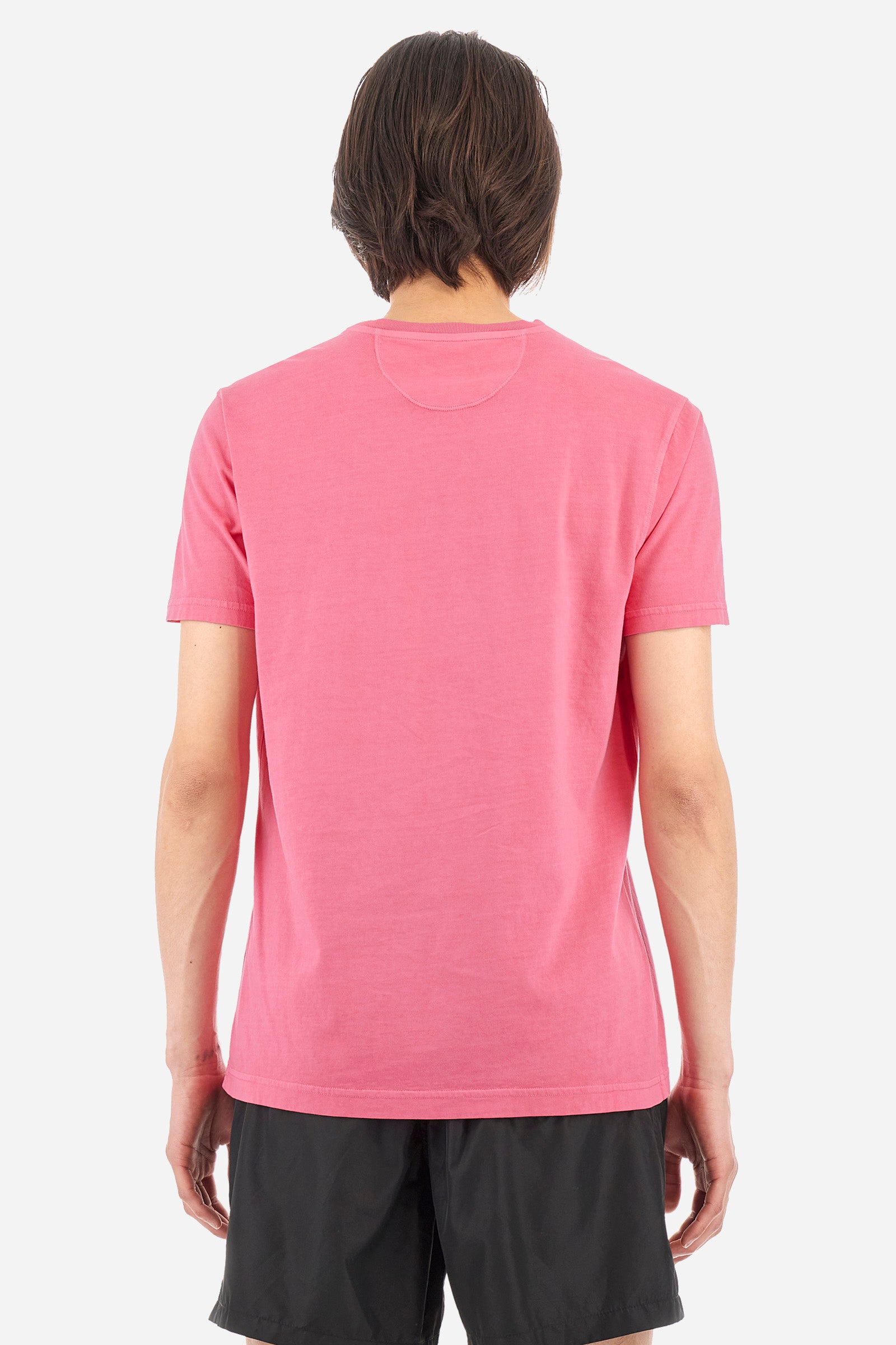 Men's short-sleeved T-shirt with a crew neck in a single colour. Made of 100% cotton. On the front we find the writing "La Martina". A small logo is embroidered tone-on-tone on one of the sleeves. Regular fit. The model wears a size L. - Hot Pink