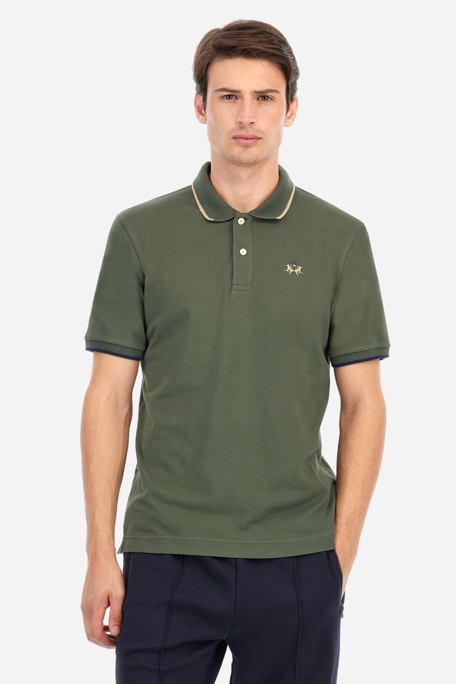 Short-sleeved, single-colour men's polo shirt made of stretch cotton piqué. Fastens with two buttons. The collar and cuffs are ribbed, and there is a colour-contrasting trim at the bottom of the collar. Inside the collar there is a grosgrain ribbon of a different shade. The logo is embroidered on the chest in a contrasting colour. The fit is slim. The model is wearing a size L. - Thyme