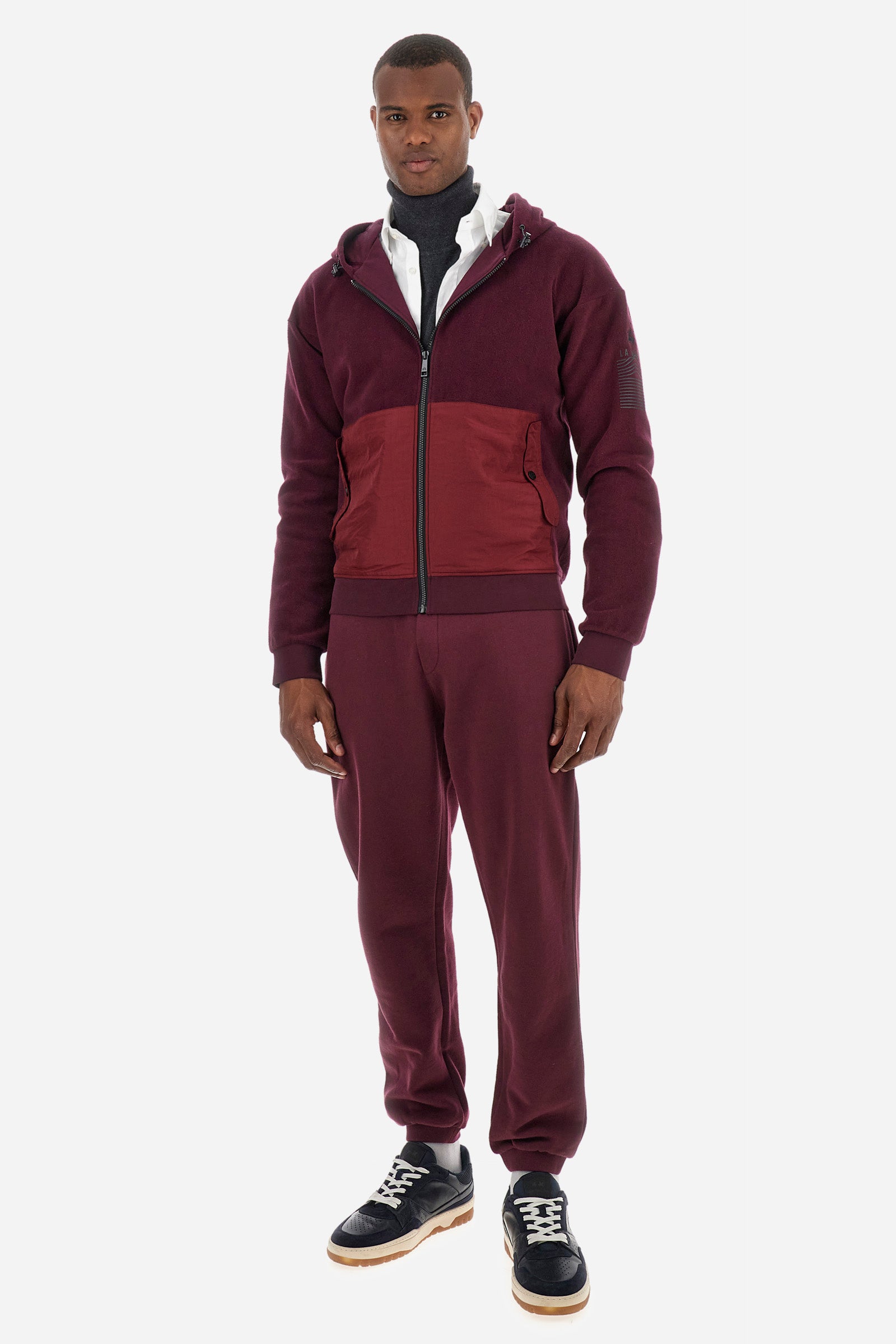 Men's plain jogging bottoms, made from 100% cotton. Drawstring waist and double front pocket. There is an additional pocket on the back. The logo is embroidered on the front. Regular fit. The model is wearing a size L. - Port Royale