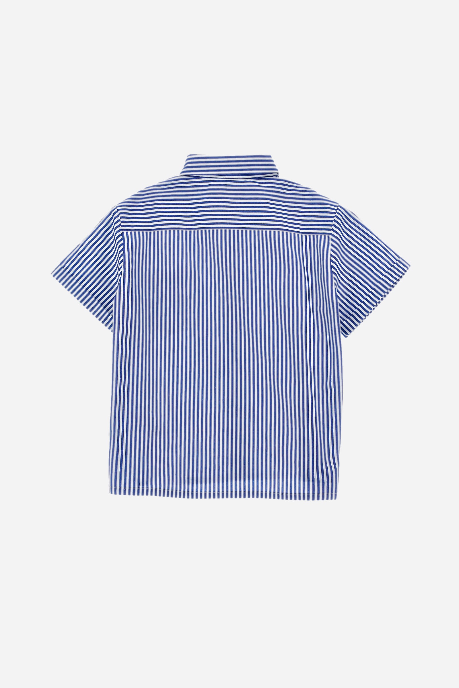 Boys' short-sleeved shirt with striped print, made of cotton poplin. Pointed collar. Pocket applied on the front with contrasting stripes. The logo is embroidered on the chest, left side. - Optic White/Blue