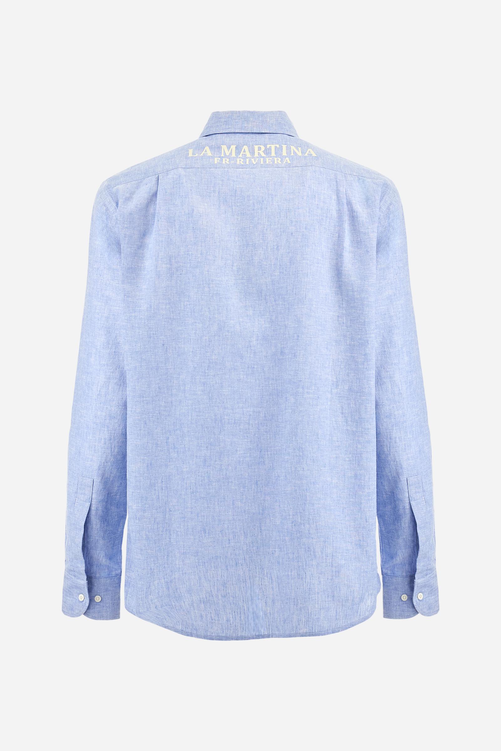 Men's plain long-sleeved shirt, made from luxurious cotton and linen canvas. The spread collar and the opening, which reaches the waist, are closed with 4 buttons. The left bicep is embellished with embroidered graphics depicting lettering, crests and numbers, created using contrasting thread. The logo is embroidered in contrasting thread on the left side of the chest. The regular fit offers a refined and comfortable look. The model is wearing a size L. - Cornflower blue