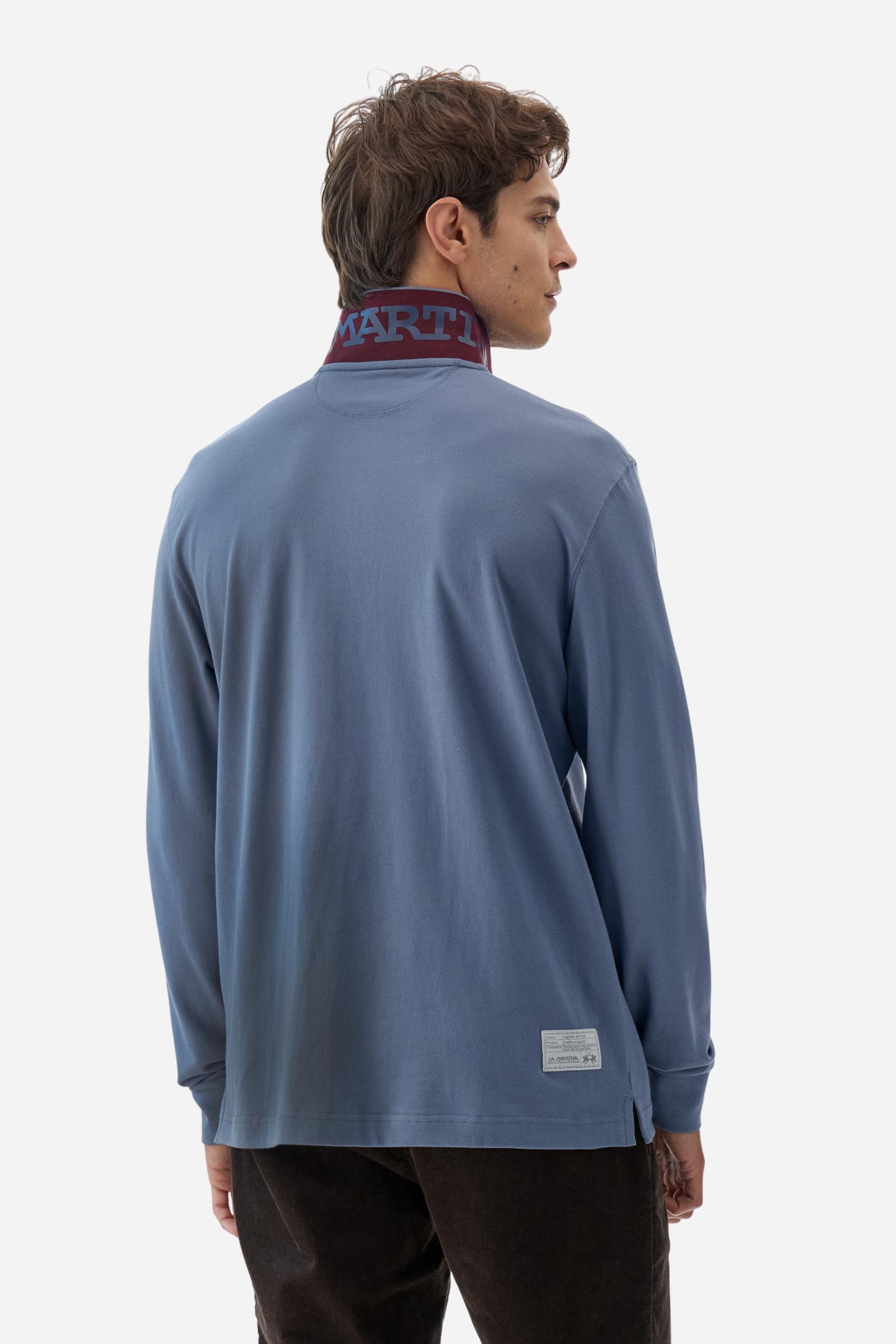 Men's long-sleeved solid colour polo shirt. Made of high-quality stretch Piqué. The collar and cuffs are in solid colour ribbing. The undercollar features a print of the iconic La Martina lettering in a contrasting colour. Featuring a logo embroidered on the chest in a contrasting colour. On the back at the bottom, the guarantee label typical of the brand's iconic models is applied. Regular fit. The model is wearing a size L. - Flint Stone