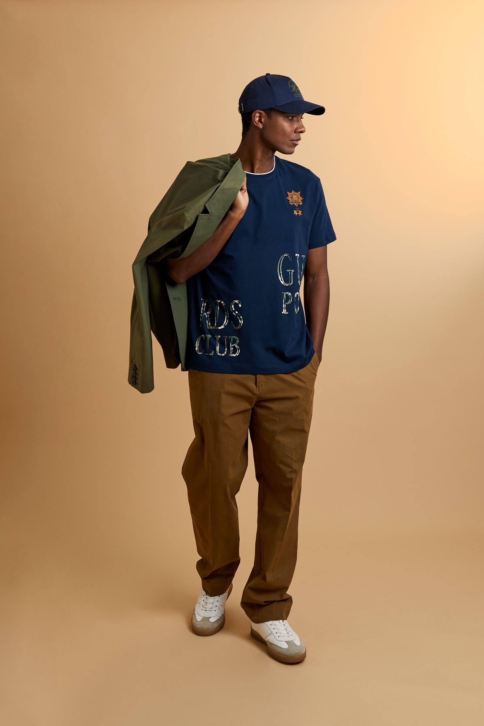 Men’s short-sleeve cotton jersey T-shirt. Crew-neck style with regular fit, enriched with embroidered crests and a large Guards print. - Navy