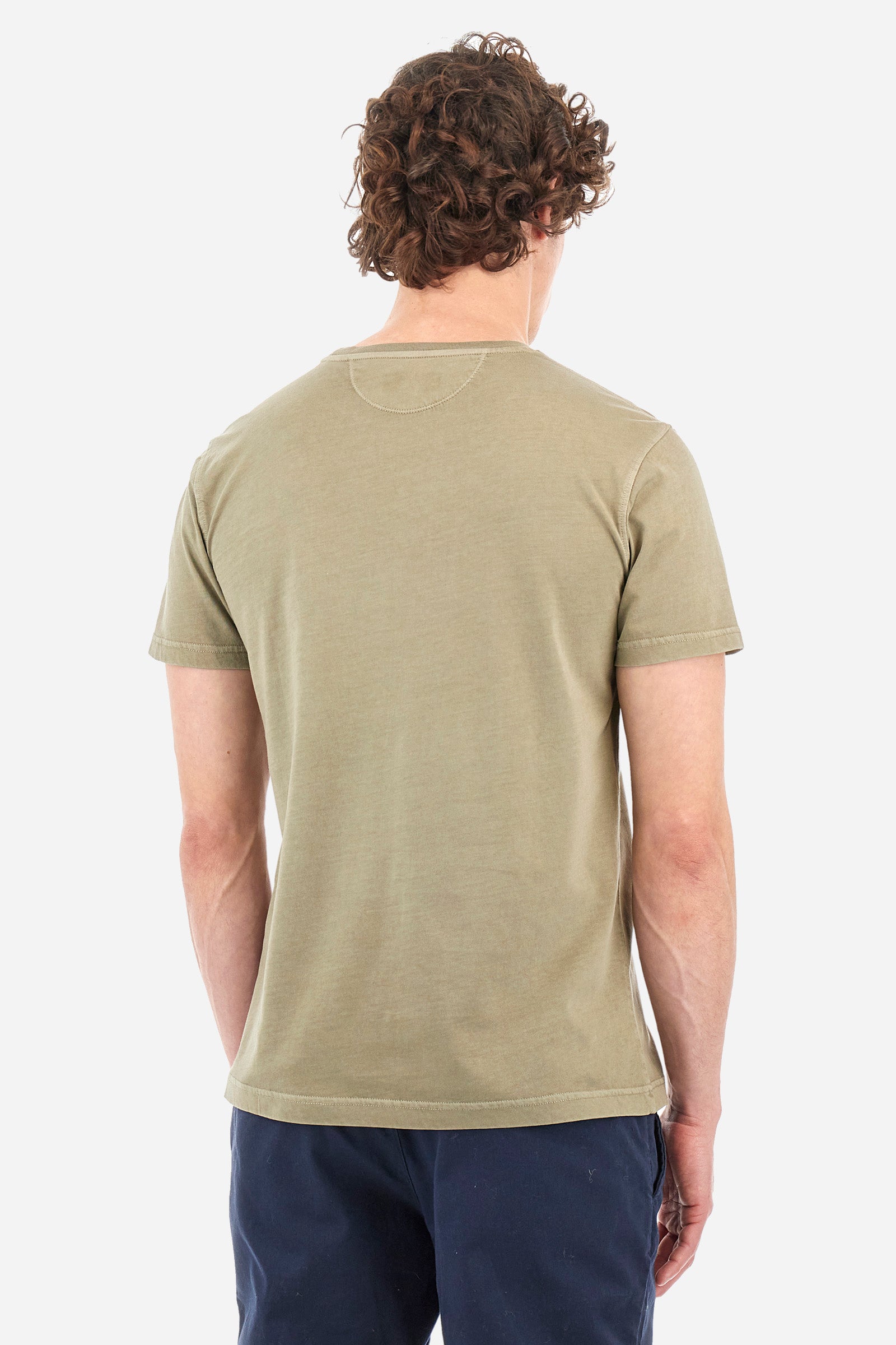 Men's short-sleeved T-shirt with a crew neck in a single colour. Made of 100% cotton. On the front we find the writing "La Martina". A small logo is embroidered tone-on-tone on one of the sleeves. Regular fit. The model wears a size L. - Vetiver