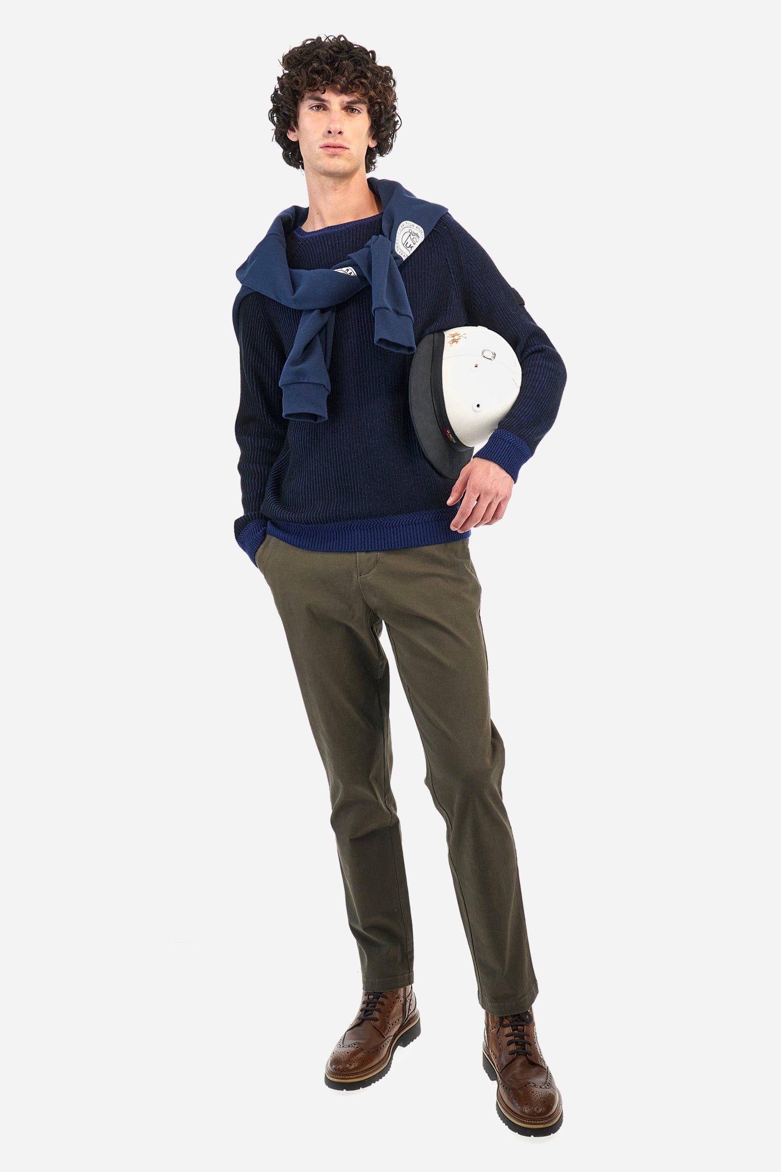 Men's long-sleeved crew neck pullover in plain ribbed fabric. Made from a blend of wool and cotton. The base colour of the garment contrasts against the ribs. A patch with the brand logo is sewn on one of the sleeves. Regular fit. The model is wearing a size L. - Navy/Black