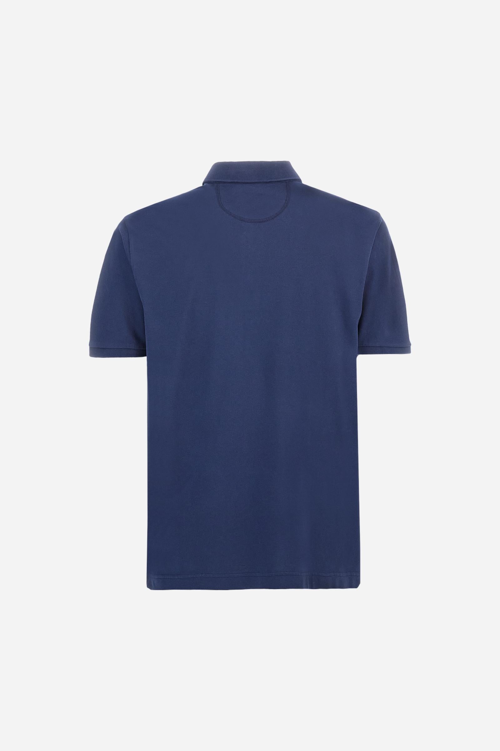 Men's short-sleeved polo shirt in a single colour, made of cotton stretch pique. Fastens with three buttons. Cuffs and collar in rib knit to match the garment. Patch in metallic thread applied on the chest. A colour-contrasting logo is present on the front. Regular fit. The model is wearing a size L. - Navy