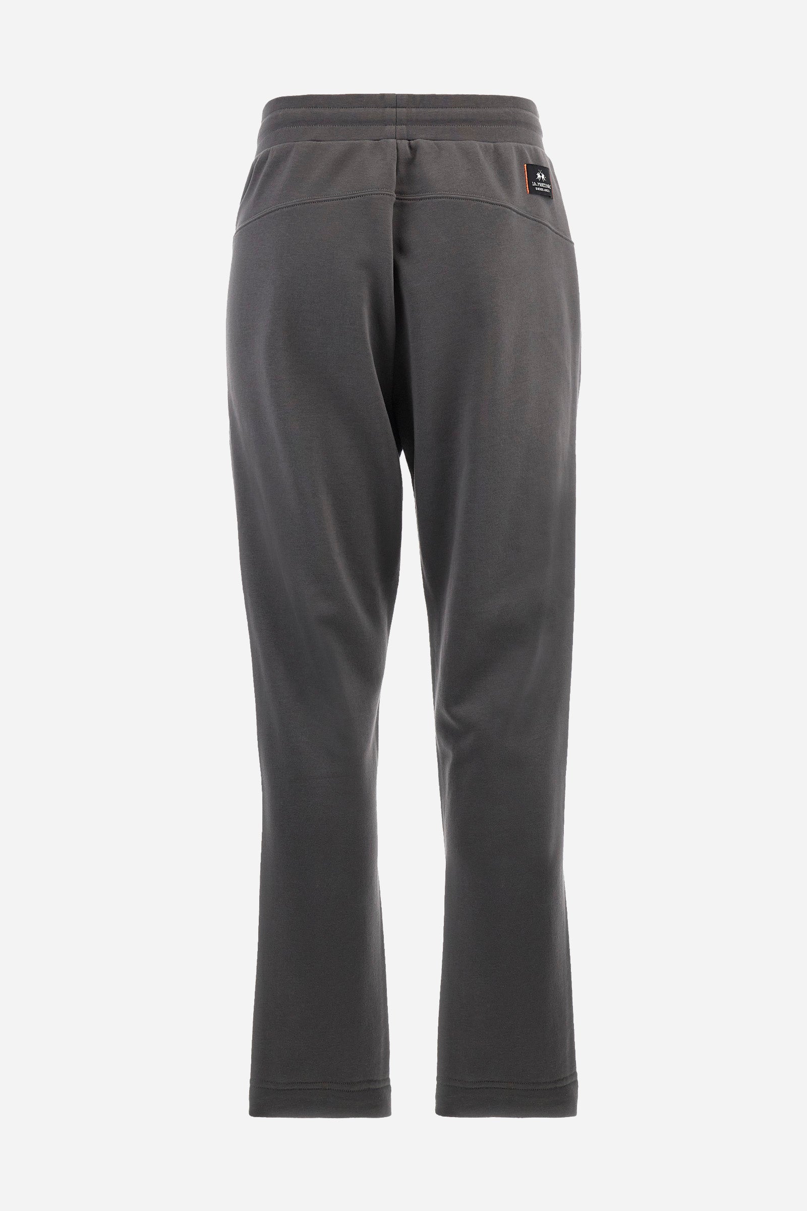 Men's plain jogging bottoms, made from a cotton blend. Drawstring waist and cuffs. Double front pocket. There is an additional zipped pocket on the front. The logo appears on an appliquéd plaque the back. Regular fit. The model is wearing a size L. - Rabbit