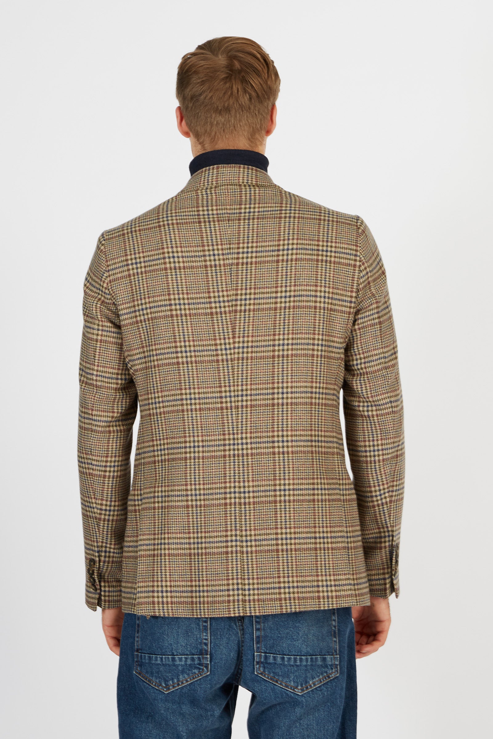 Men’s blazer jacket in wool blend, made in two colors with large plaid pattern. Classic front closure with two buttons, metallic logo applied on the eyelet. Perfect for a formal occasion or to match with a sporty look for a super current effect. The classic cut of the Blue Ribbon line makes it particular and original for an elegant or casual look. The regular fit fits perfectly to any body type. The model is 187 cm tall and wears a size L. - Tidal Foam/Navy