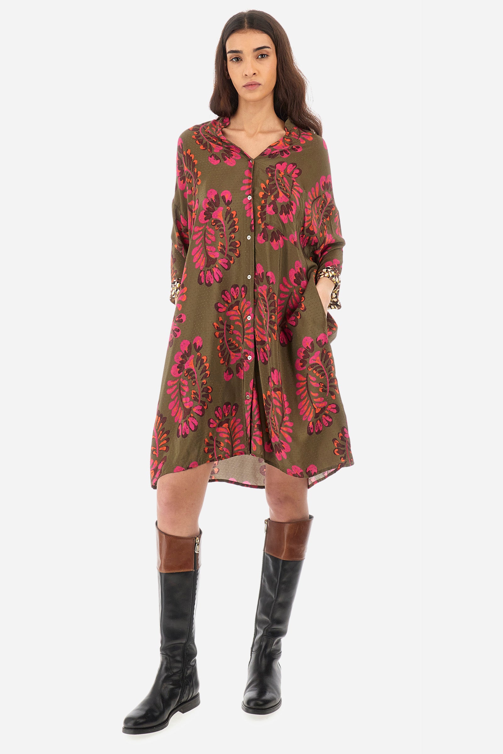 Women’s dress with 3/4 sleeves, made of satin viscose fabric. The rich floral prints recall the historic Argentina capsule collection. Stand-up collar and small V-neck. Button closure throughout the dress. Silhouette with a flared and soft cut, length above the knee, lighter on the back. Darts on the back. The fit is regular. The model wears a size IT40. - Military/Hotpink/Fre