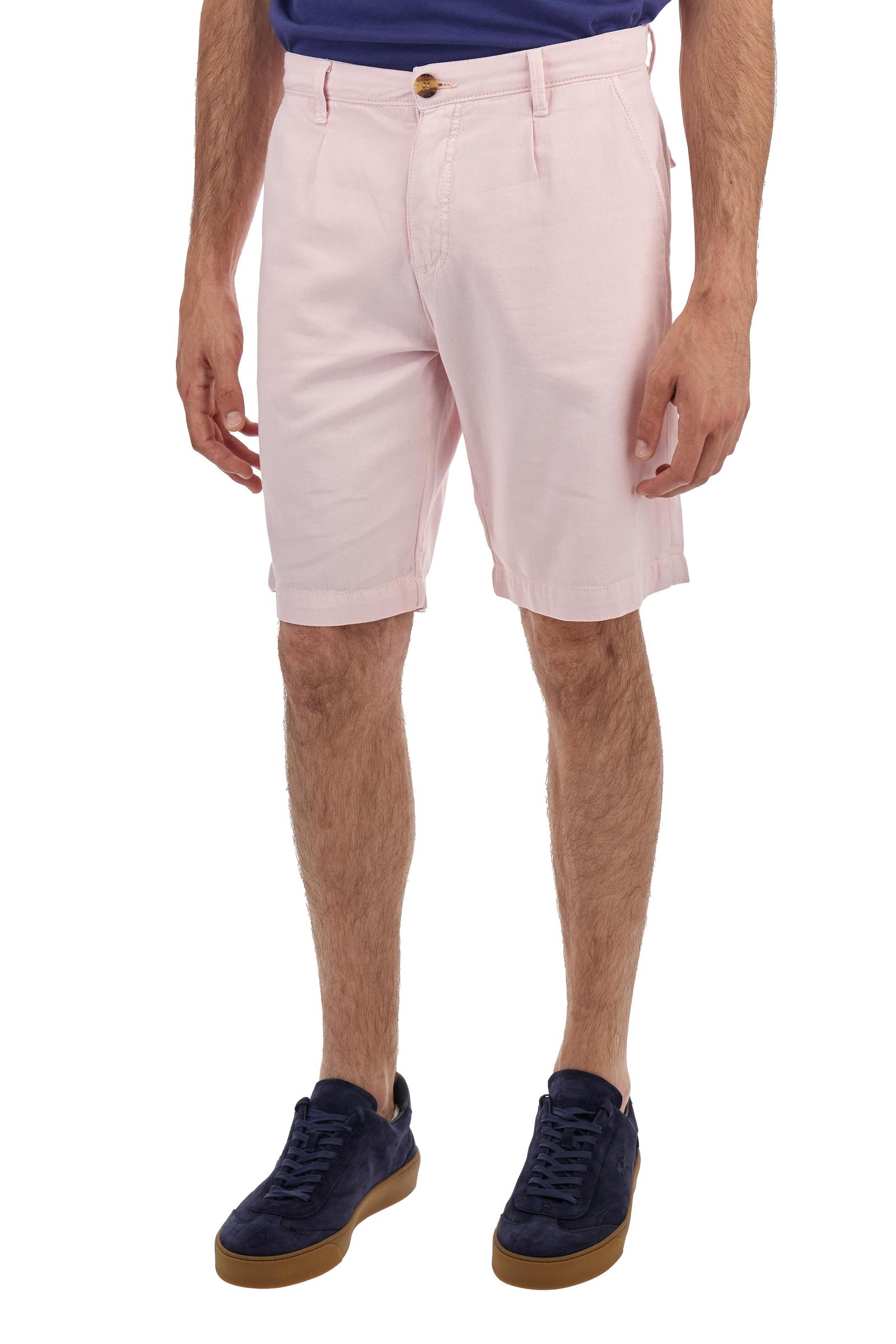 Men's plain Bermuda shorts made from a refined blend of cotton and linen. Fastened with a zip and faux horn button. The side pockets are slanted, while the welt back pockets feature flaps and concealed buttons. The logo, in tone-on-tone embroidery, appears above the right back pocket. Regular fit. The model is wearing a size 33. - Parfait Pink