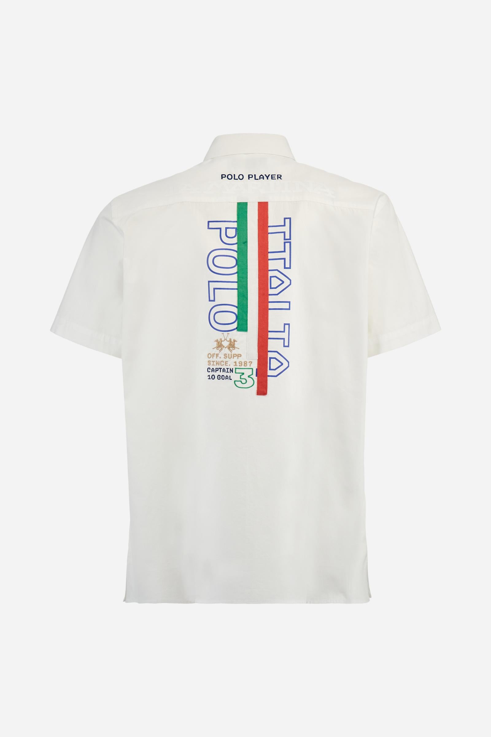Men's plain short-sleeved shirt made from cotton poplin. Spread collar and straight hem. The embroidered logo on the chest, over the heart, is designed in the colours of the Italian flag. On the back, the combination of printing and embroidery techniques – depicting lettering, numbers and logos – are enriched with 3 ribbons in the colours of the Italian flag, appliquéd vertically. Regular fit. The model is wearing a size L. - Optic White