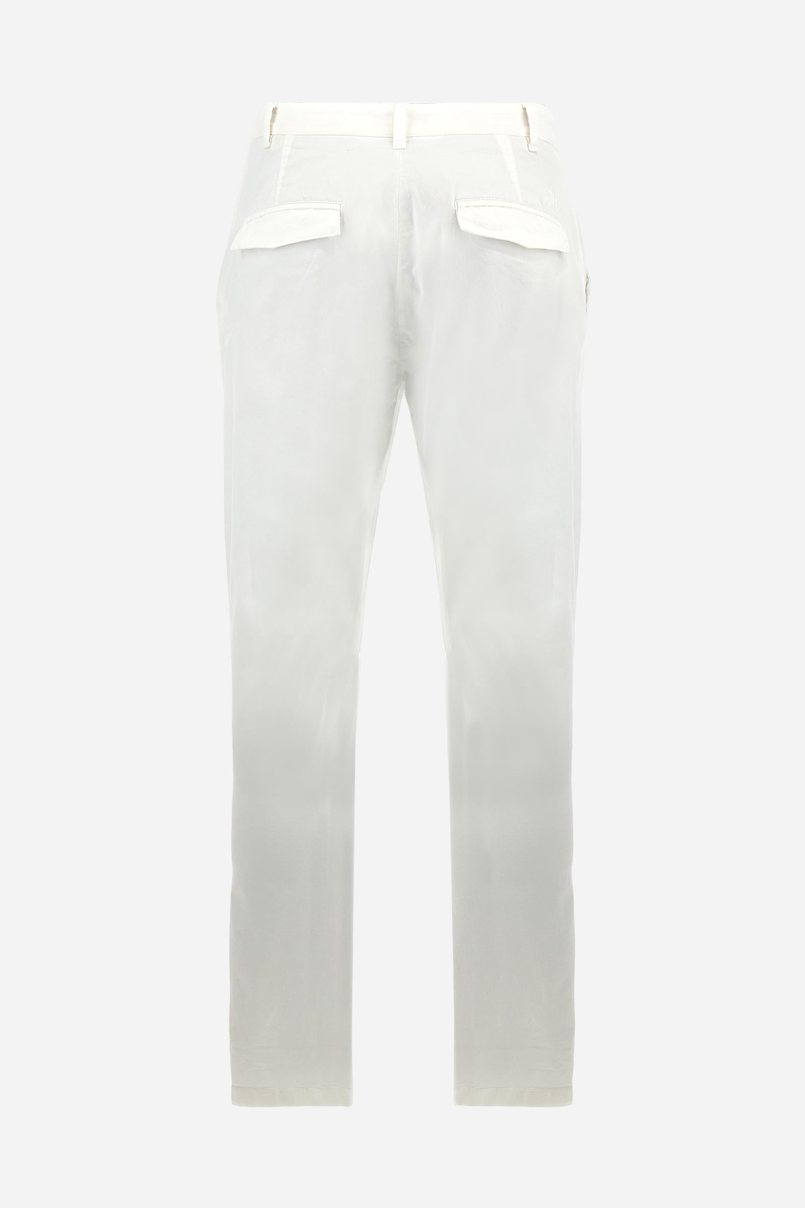 Single-colour men's chino trousers made of elasticated cotton twill. Zip fastening and faux horn button. Side slash pockets and folded waistband. On the back there are welt pockets with a flap and hidden button. The right front loop has a metal rivet with the flag of Argentina as an applied detail. Regular fit. The model is wearing a size 33. - Optic White