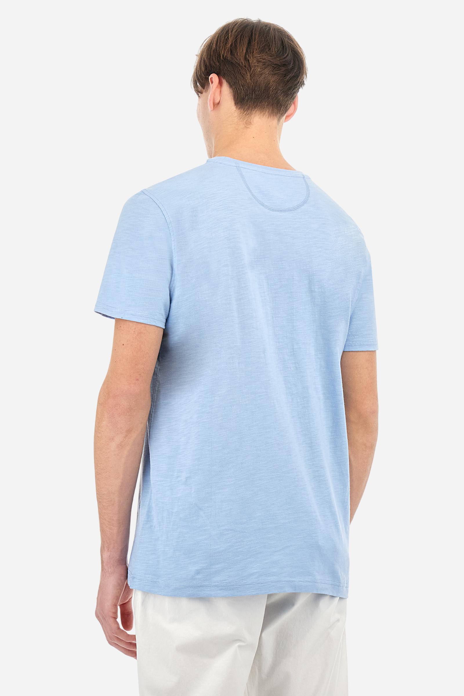Men's T-shirt with plain sleeves, made of slub jersey. Ribbed crew neck. The graphic on the chest is a multicoloured rubberised print. The dotted effect is also a slightly raised embroidery effect print. The logo is printed on the front. Regular fit. The model is wearing a size L. - Vista Blue