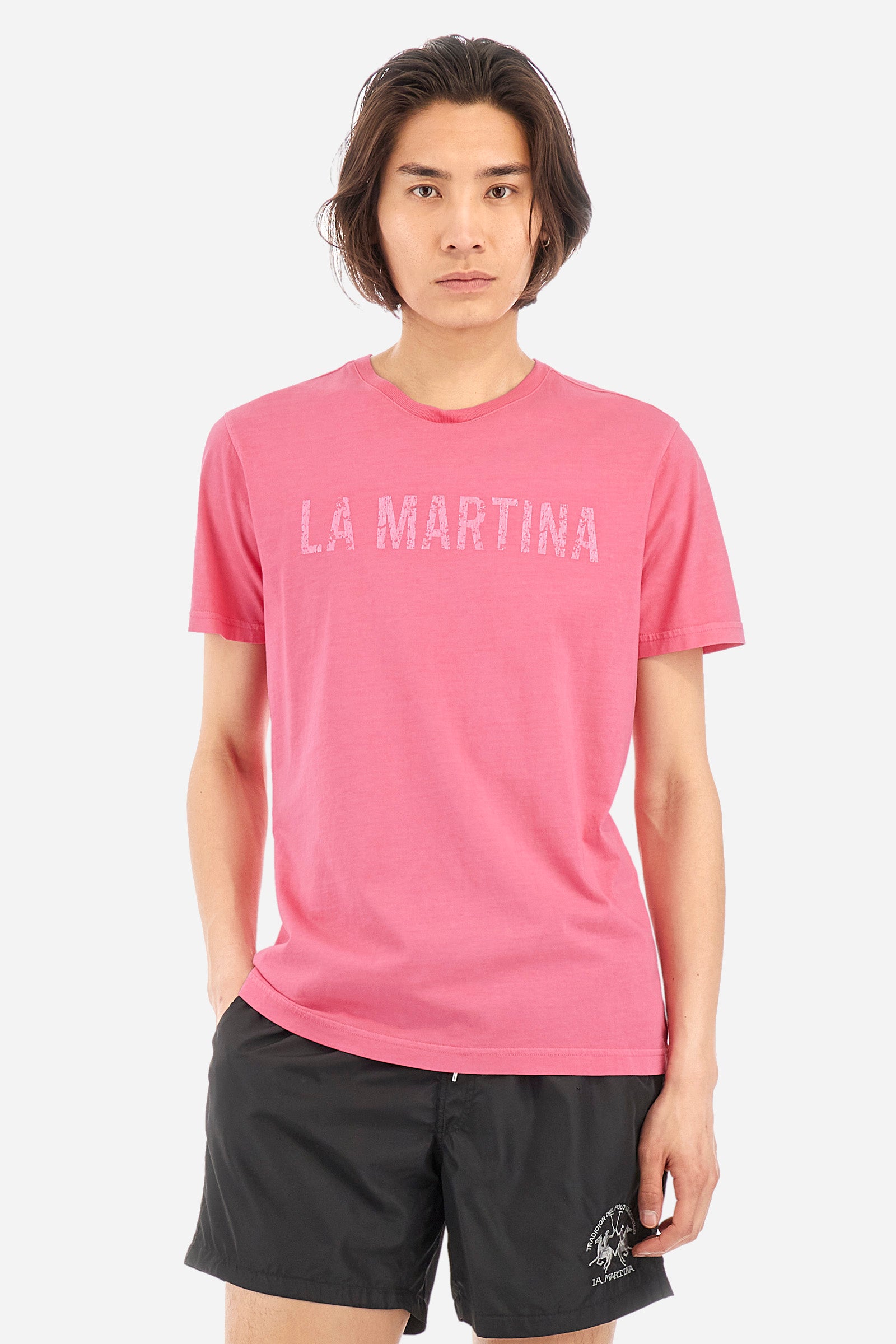 Men's short-sleeved T-shirt with a crew neck in a single colour. Made of 100% cotton. On the front we find the writing "La Martina". A small logo is embroidered tone-on-tone on one of the sleeves. Regular fit. The model wears a size L. - Hot Pink