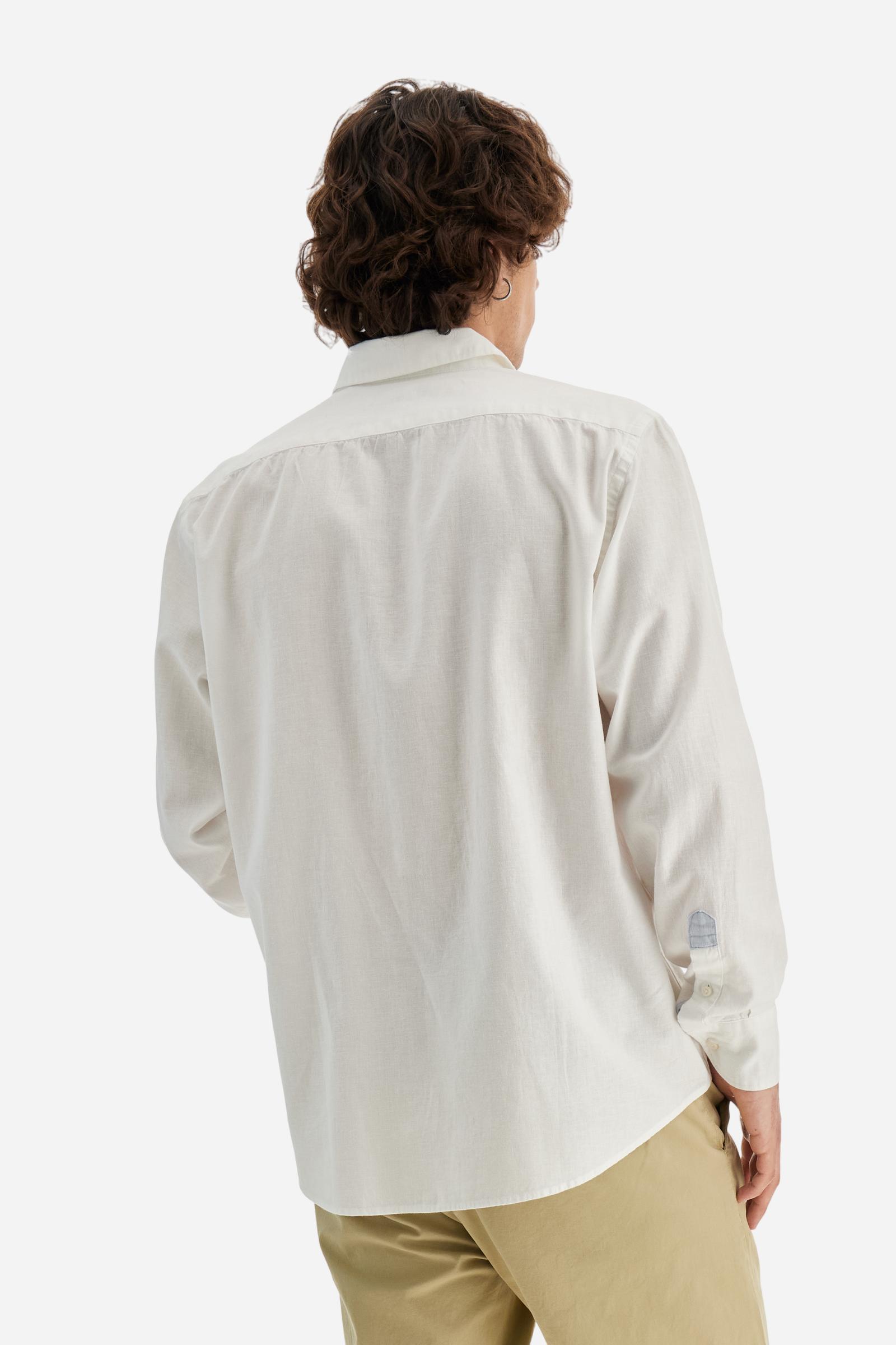 Men's plain long-sleeved shirt made from cotton and linen canvas. Featuring a button-down collar and sleeve openings embellished with contrasting fabric details. The graphic on the chest, over the heart, is created using a combination of embroidery and printing techniques to add a distinctive touch. On the side, at the front, there is a ribbon embroidered with the word Argentina, topped with a print. Regular fit. The model is wearing a size L. - Optic White