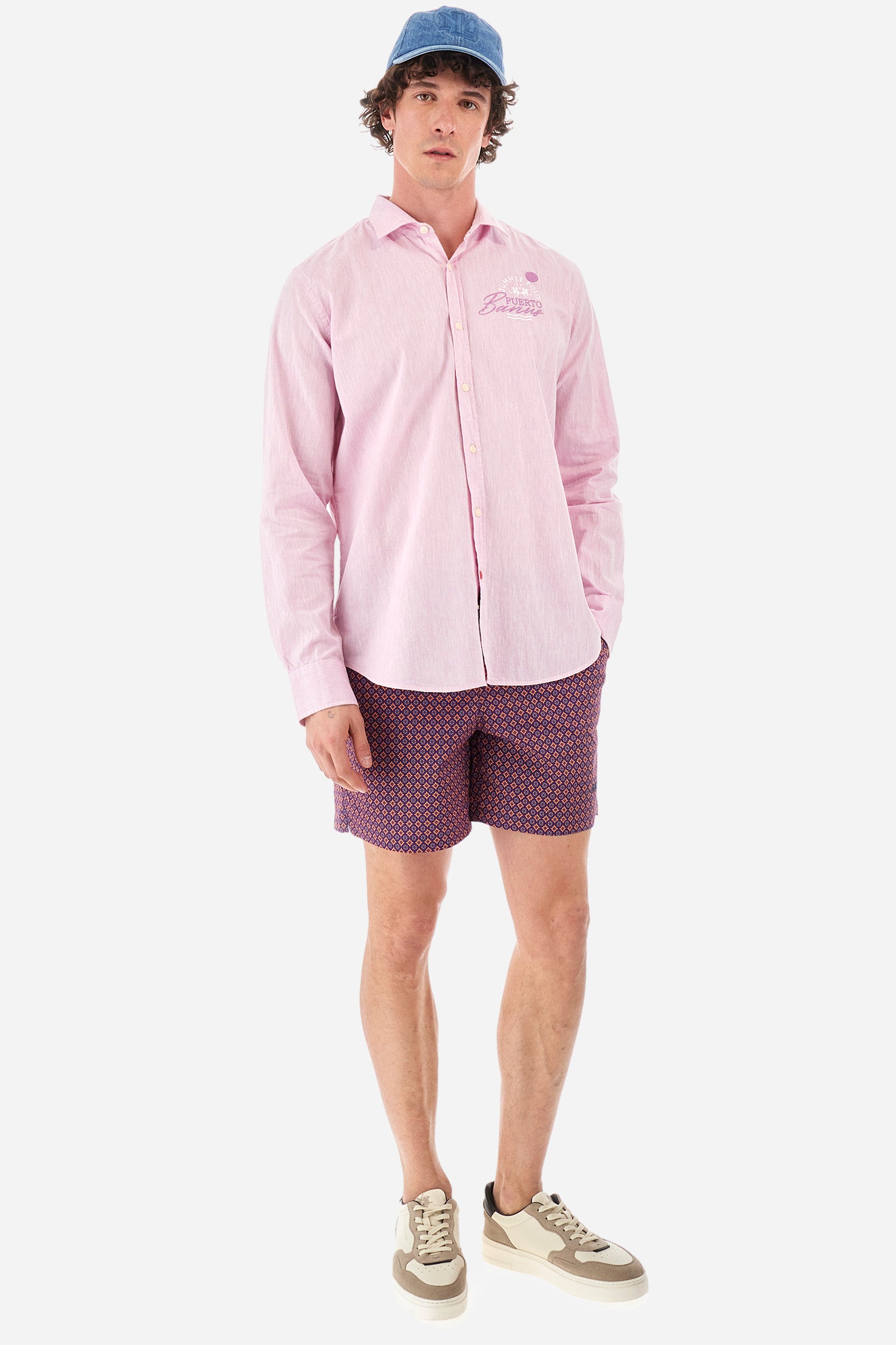 Men's single-colour long-sleeved shirt in cotton and linen. Pointed collar. With buttoned cuffs. A small logo is printed on the front. The fit is regular. The model wears a size L. - Sheer Lilac