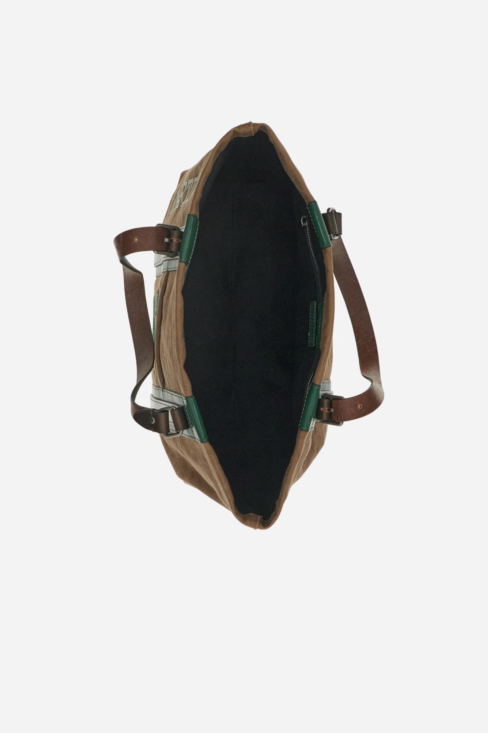 Tote bag in washed cotton with smooth leather details, versatile and roomy, ideal for everyday use. Featuring leather handles and a front pocket with patch, it is enriched with vertical logo print and contrasting bands that give a distinctive character. Dimensions:39 x 10 x 35 - COCOA/PINE NEEDLE