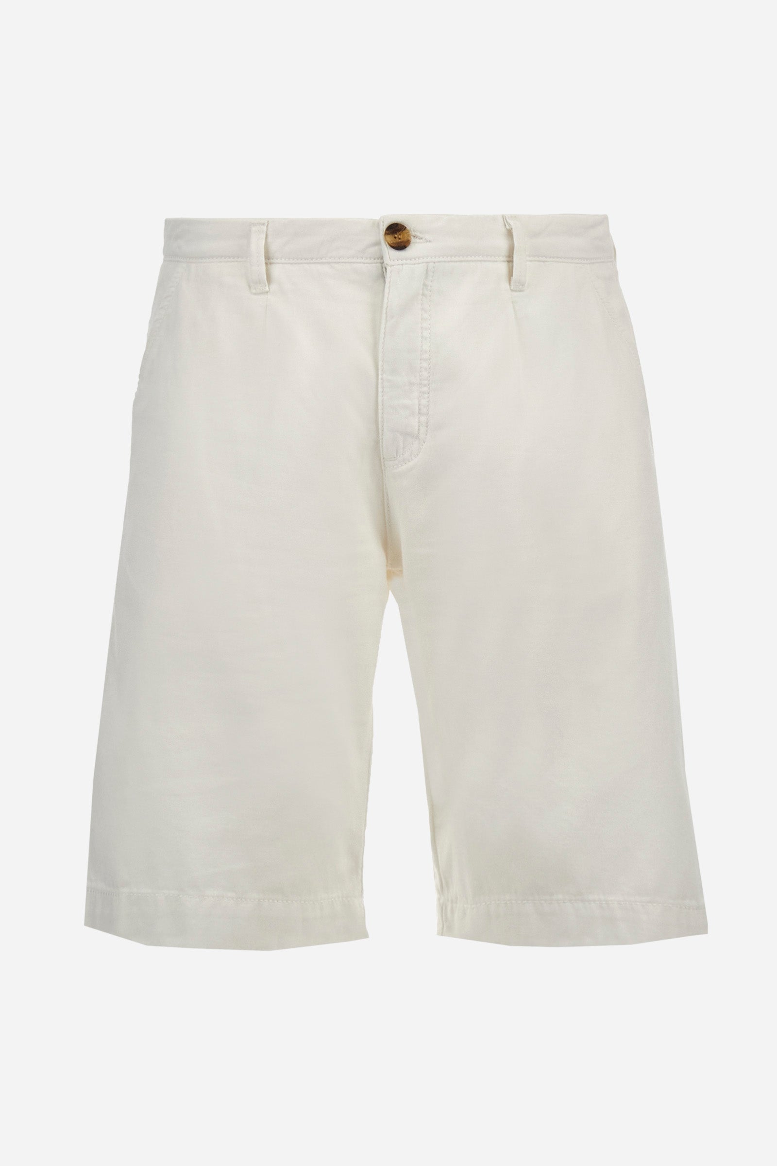 Men's plain Bermuda shorts made from a refined blend of cotton and linen. Fastened with a zip and faux horn button. The side pockets are slanted, while the welt back pockets feature flaps and concealed buttons. The logo, in tone-on-tone embroidery, appears above the right back pocket. Regular fit. The model is wearing a size 33. - Optic White