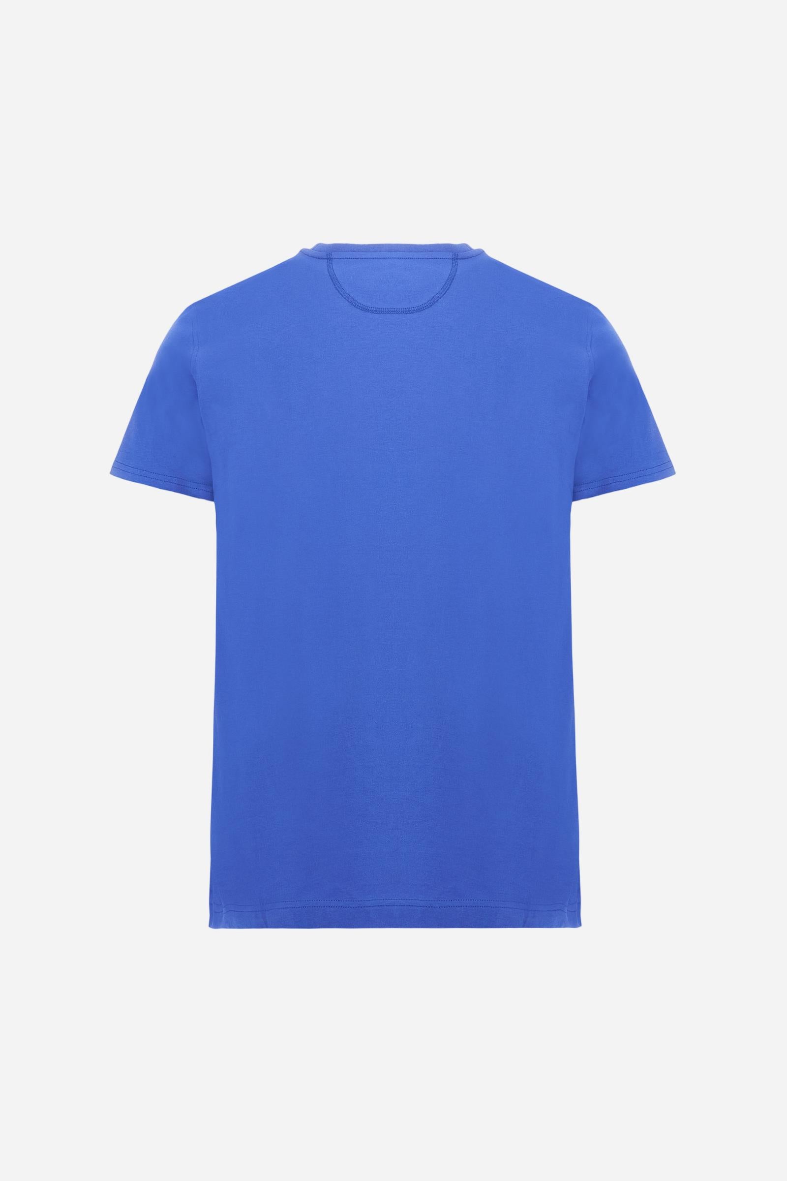 Men's plain short-sleeved T-shirt, made from 100% cotton. Large logo embroidered on the front. Regular fit. The model is wearing a size L. - Dazzling Blue
