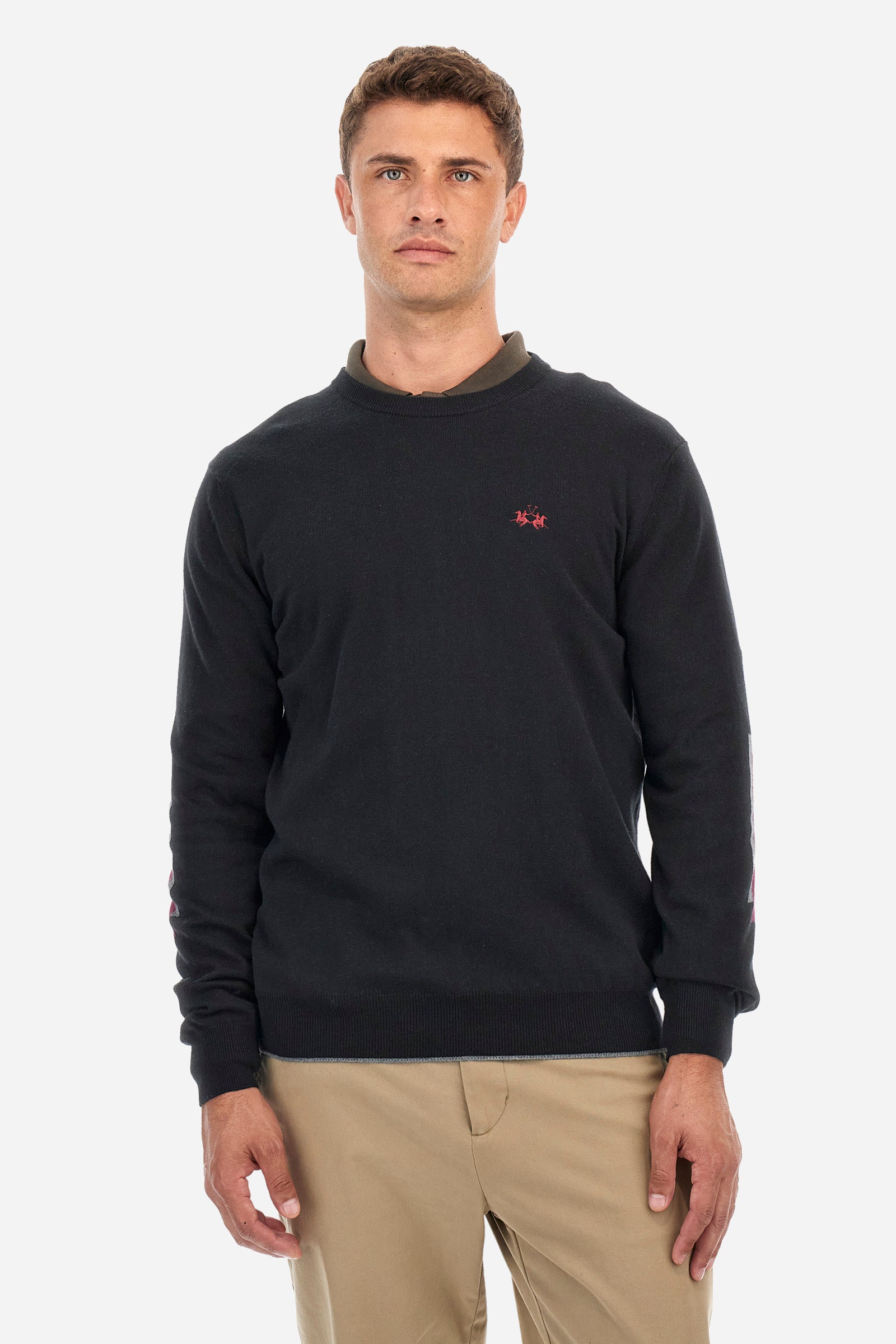 Men's long-sleeved plain crew neck pullover, made from cotton and wool. Ribbed cuffs and hem. Contrasting coloured fabric patches appliquéd on the elbows. The logo is embroidered on the front. Regular fit. The model is wearing a size L. - Black