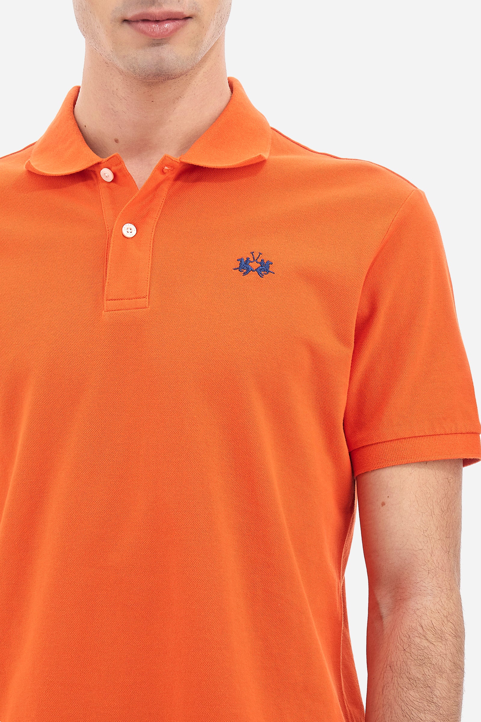 Men's plain-coloured, short-sleeved, regular-fit cotton polo shirt. Contrasting La Martina logo sewn onto the chest. This versatile garment goes perfectly with a pair of jeans from the collection. - Tigerlily